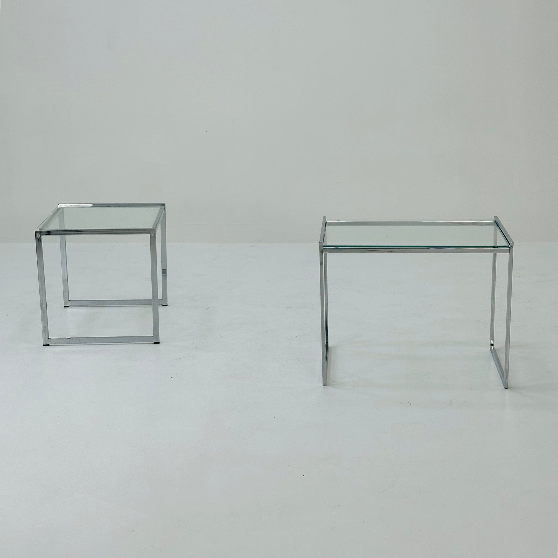 Set of tow Bauhaus side tables / bar tables in chrome and glass Italy 1970s