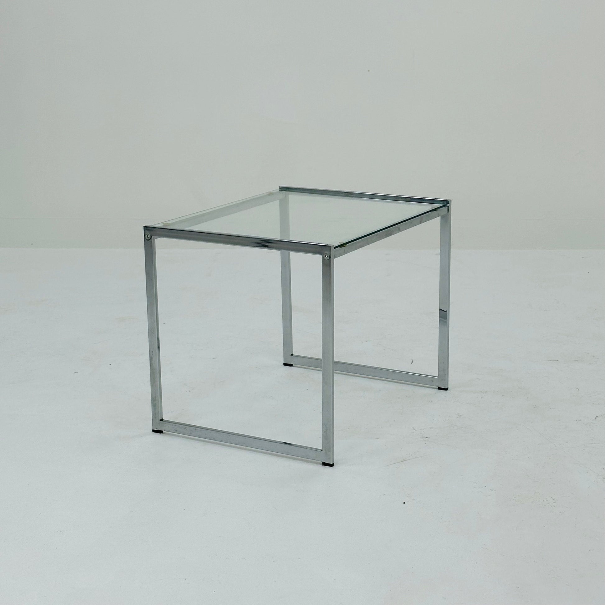 Set of tow Bauhaus side tables / bar tables in chrome and glass Italy 1970s