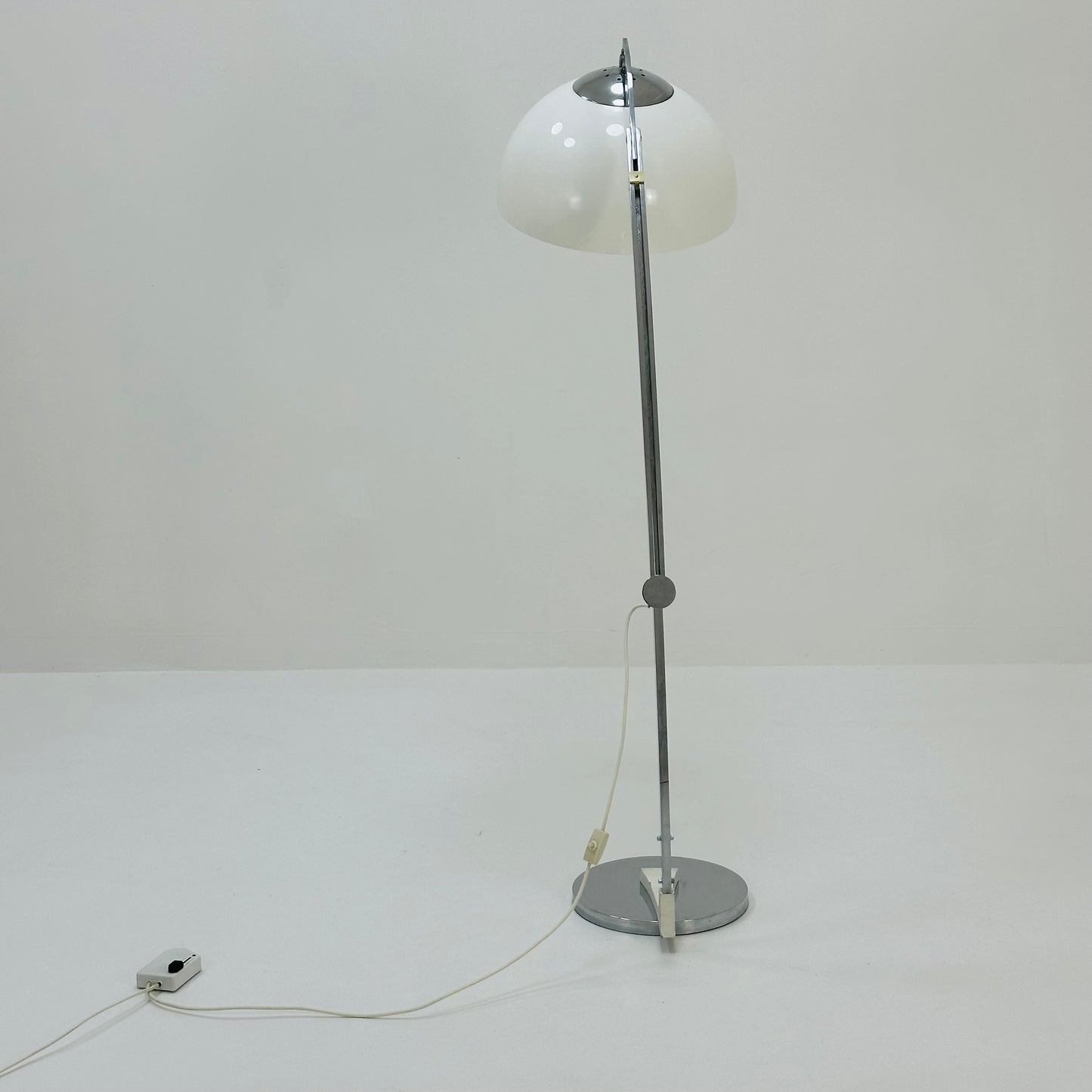Mid Century adjustable white and chrome floor lamp by Goffredo Reggiani Itsly 1970s