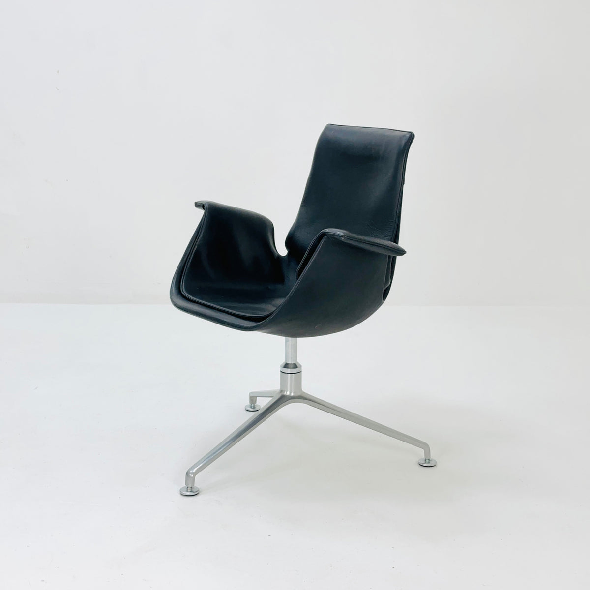 Bird Low Tulip black leather Chair by Fabricius and Kastholm kill international Model FK6725 Germany 1960s