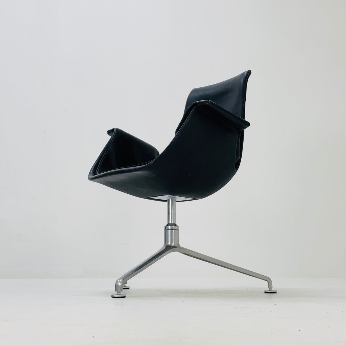 Bird Low Tulip black leather Chair by Fabricius and Kastholm kill international Model FK6725 Germany 1960s