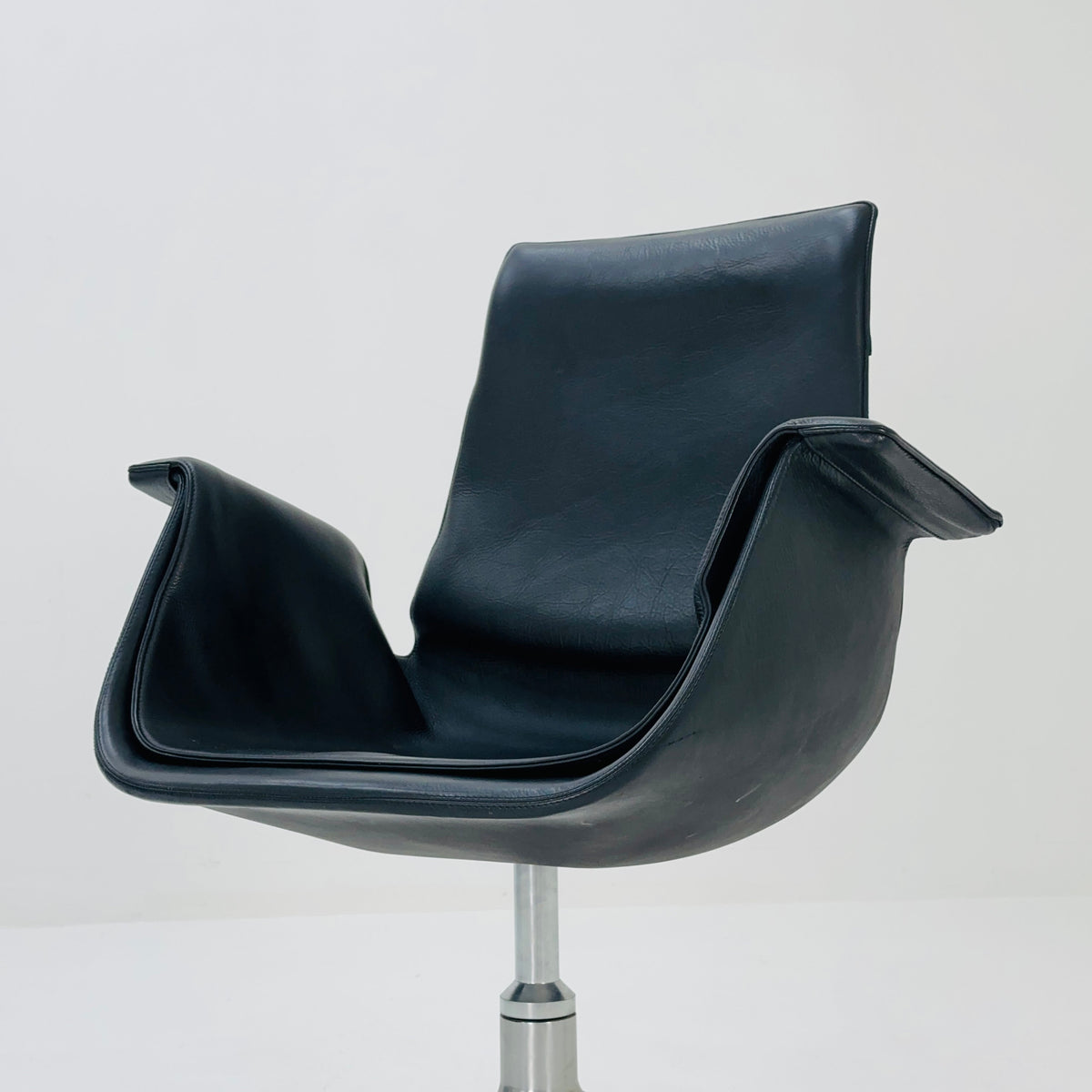 Bird Low Tulip black leather Chair by Fabricius and Kastholm kill international Model FK6725 Germany 1960s