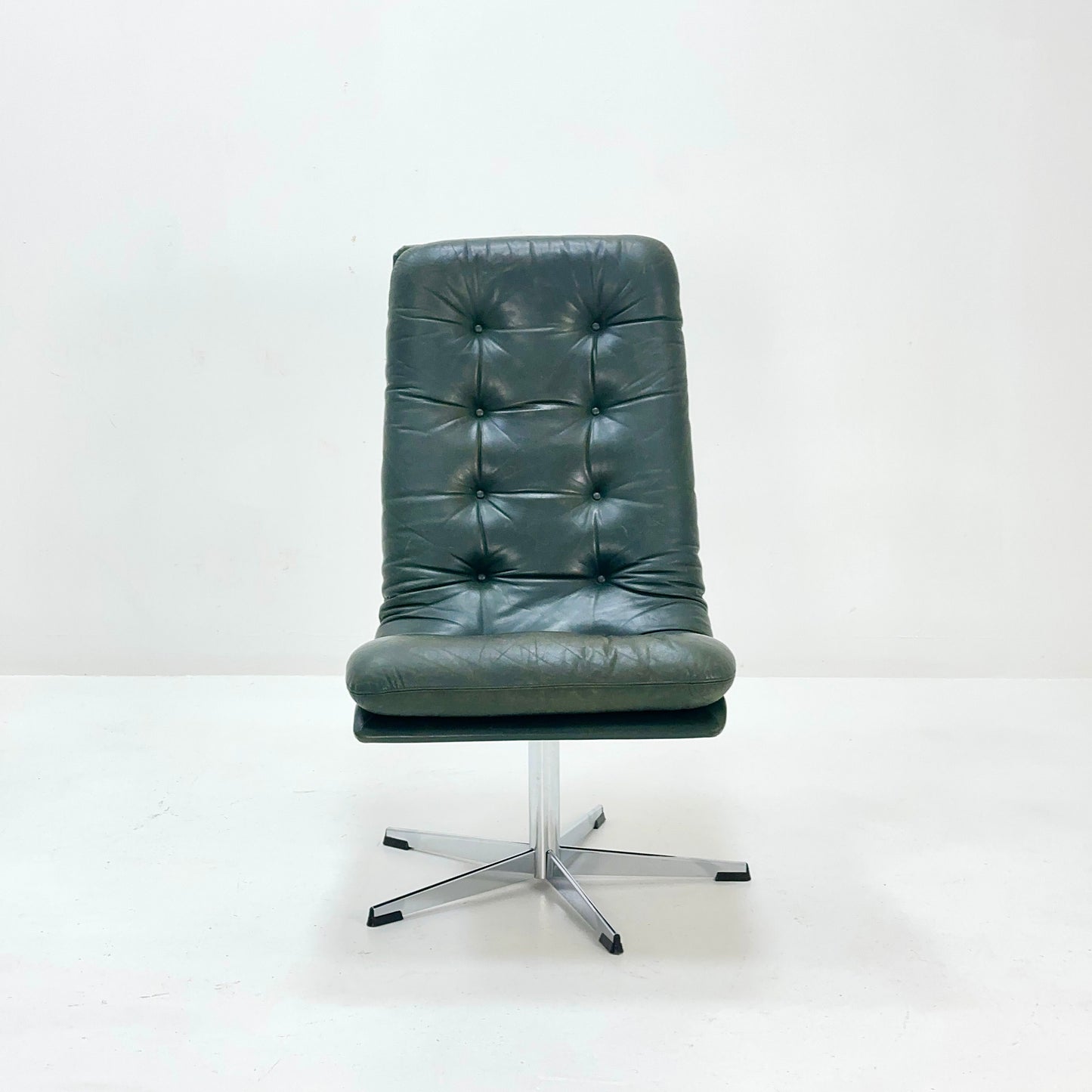 Mid Century dark green Leather Lounge Chair Italy 1980s