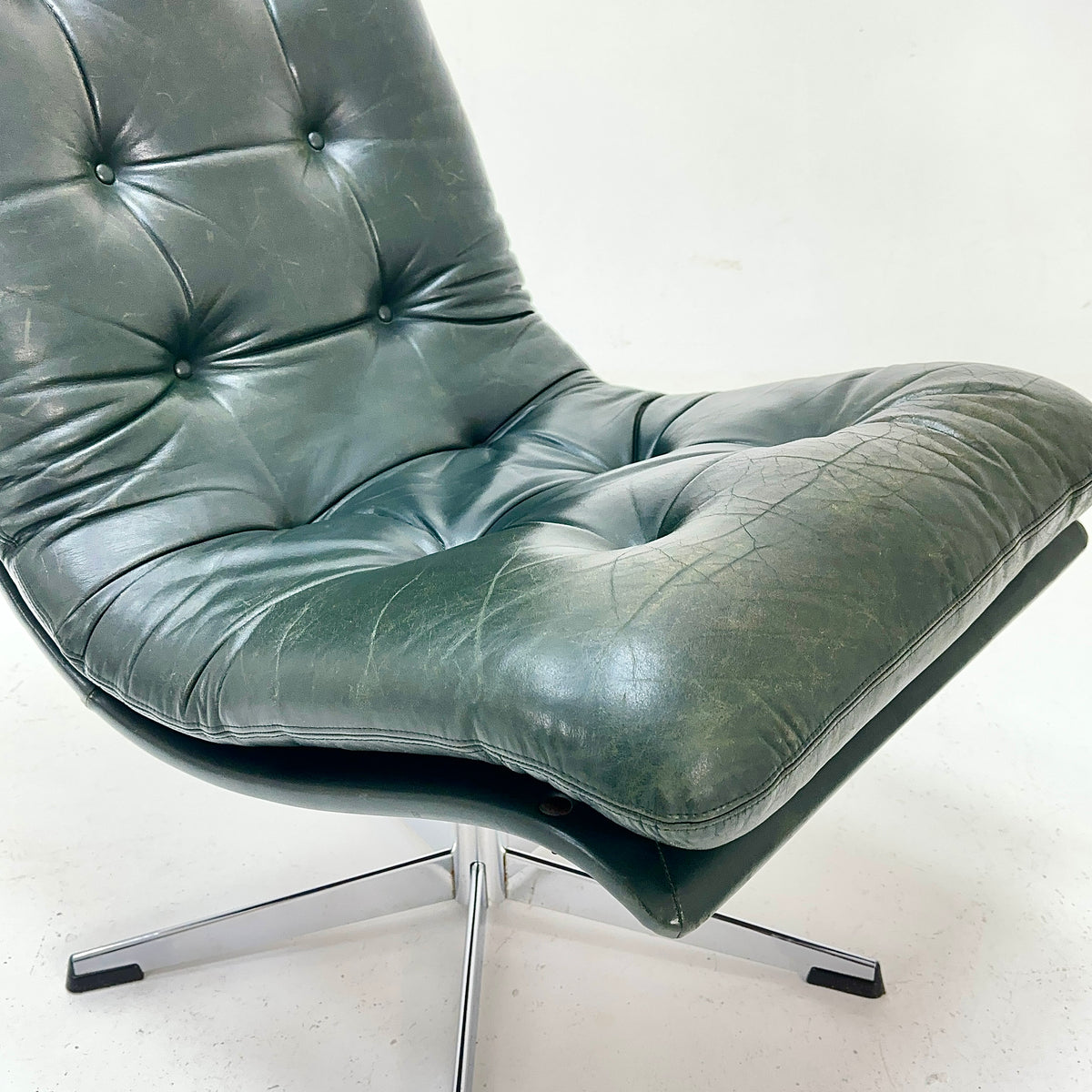 Mid Century dark green Leather Lounge Chair Italy 1980s