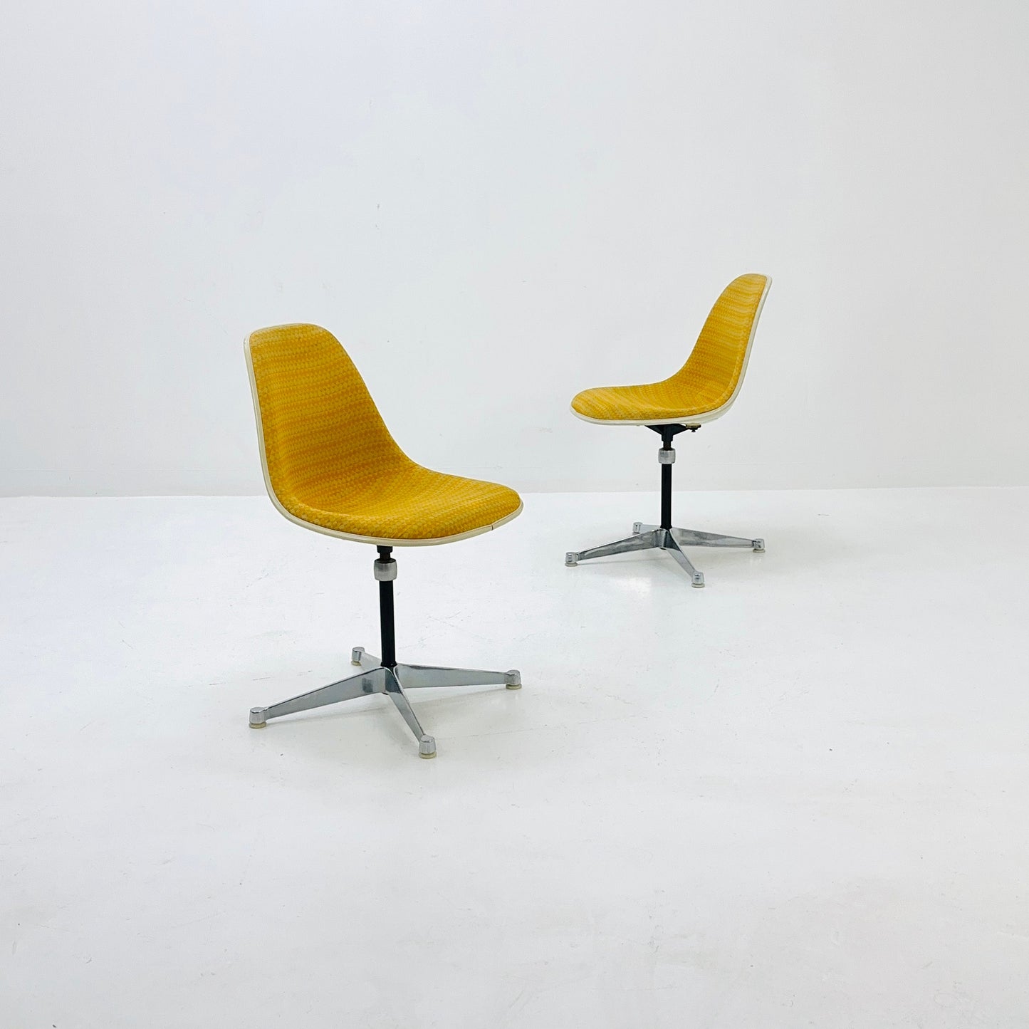 1 of 2 Space Age swivel chairs by Charles & Ray Eames for Herman Miller 1970s