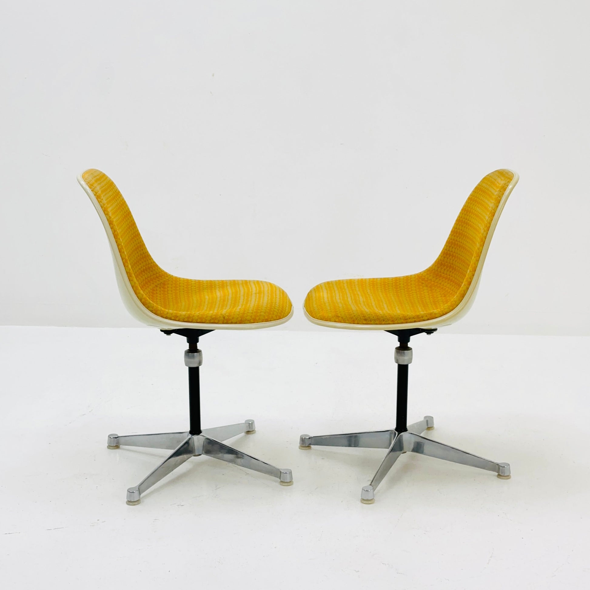 1 of 2 Space Age swivel chairs by Charles & Ray Eames for Herman Miller 1970s