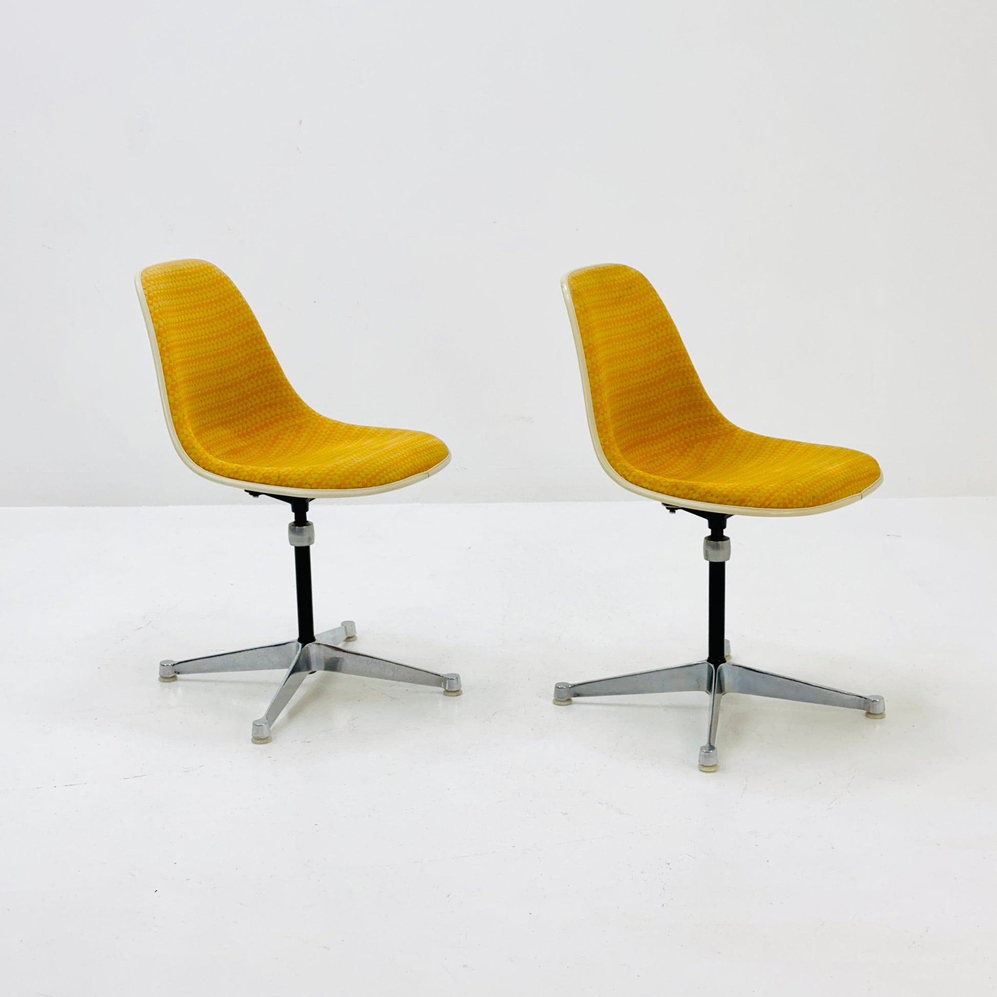 1 of 2 Space Age swivel chairs by Charles & Ray Eames for Herman Miller 1970s