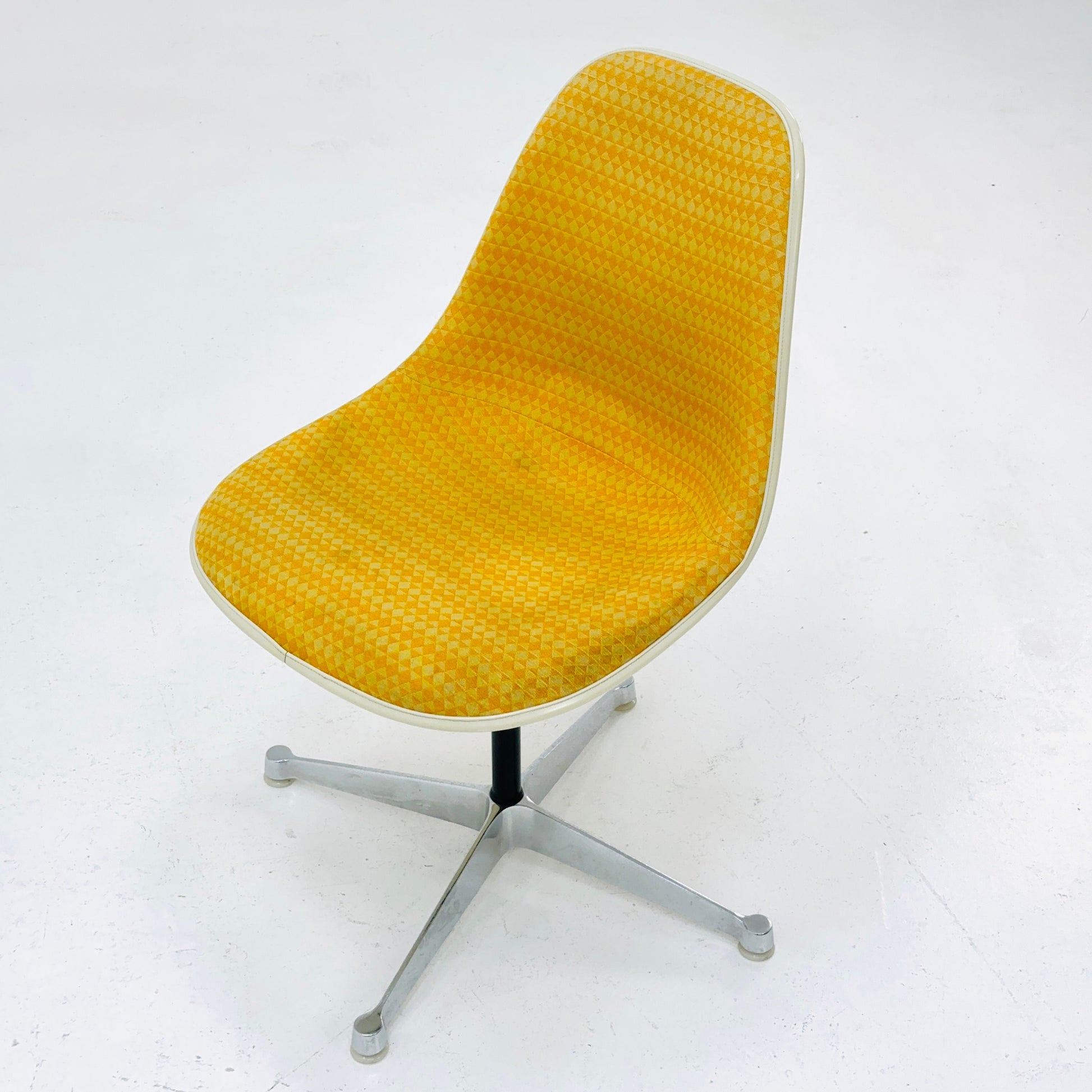 1 of 2 Space Age swivel chairs by Charles & Ray Eames for Herman Miller 1970s