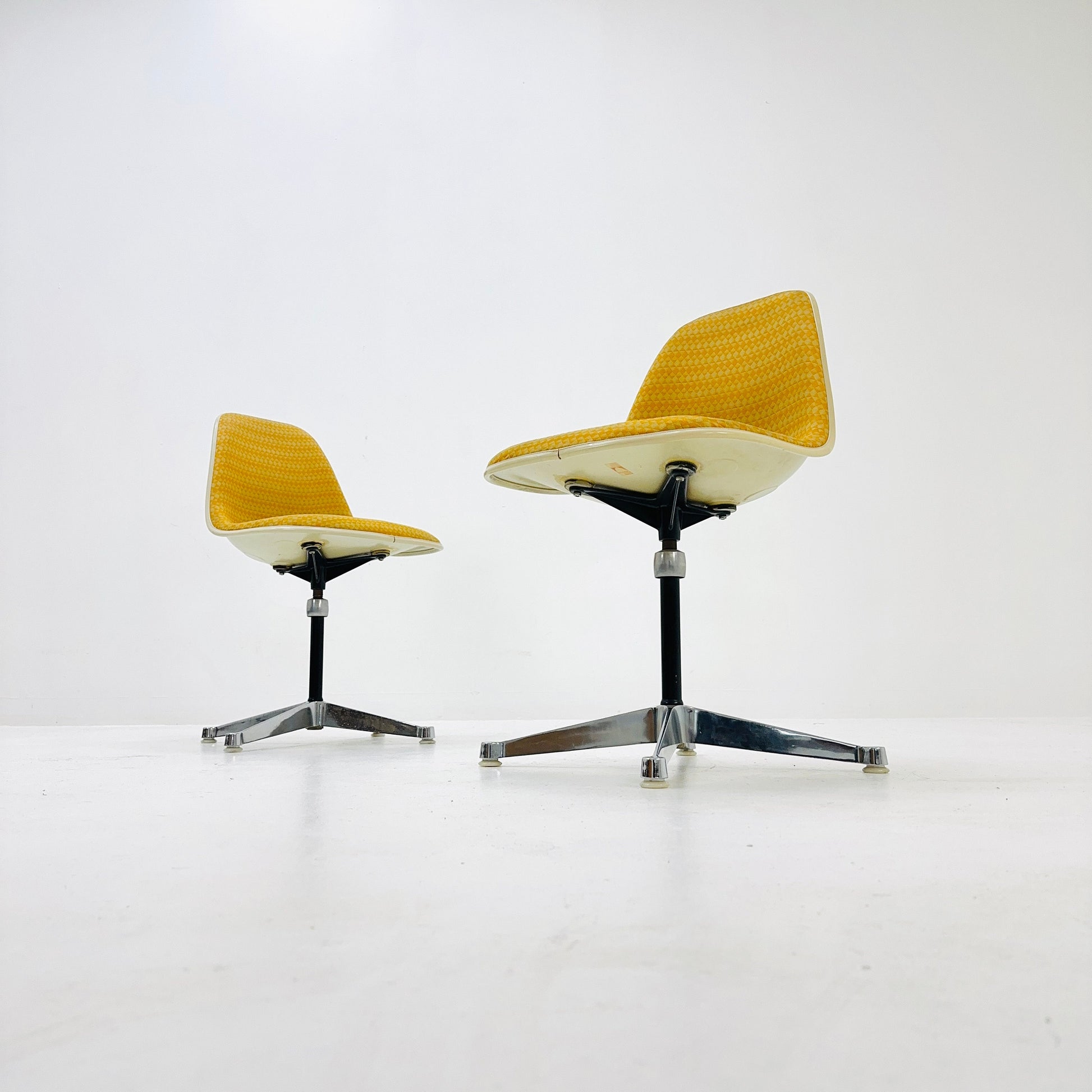 1 of 2 Space Age swivel chairs by Charles & Ray Eames for Herman Miller 1970s