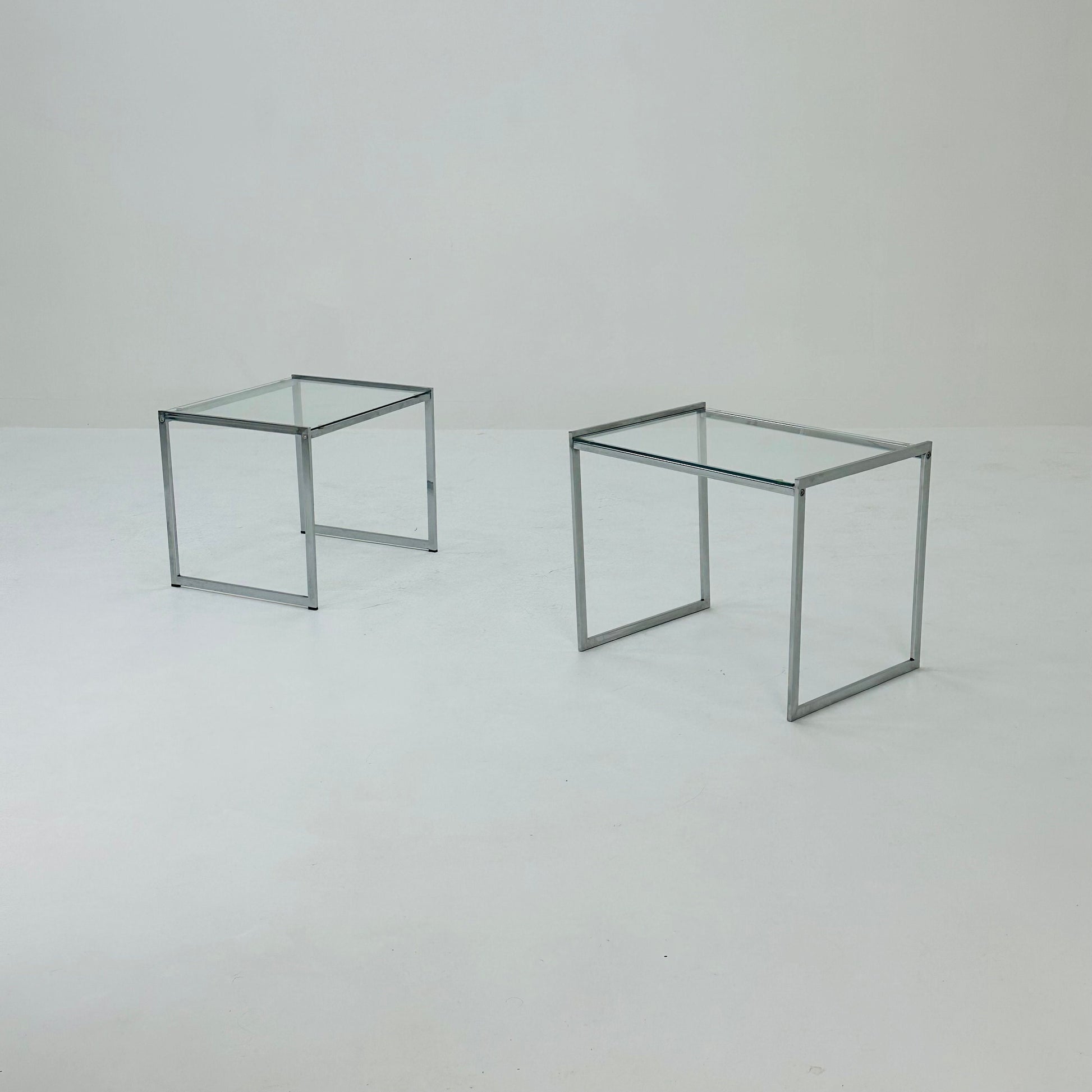 Set of tow Bauhaus side tables / bar tables in chrome and glass Italy 1970s