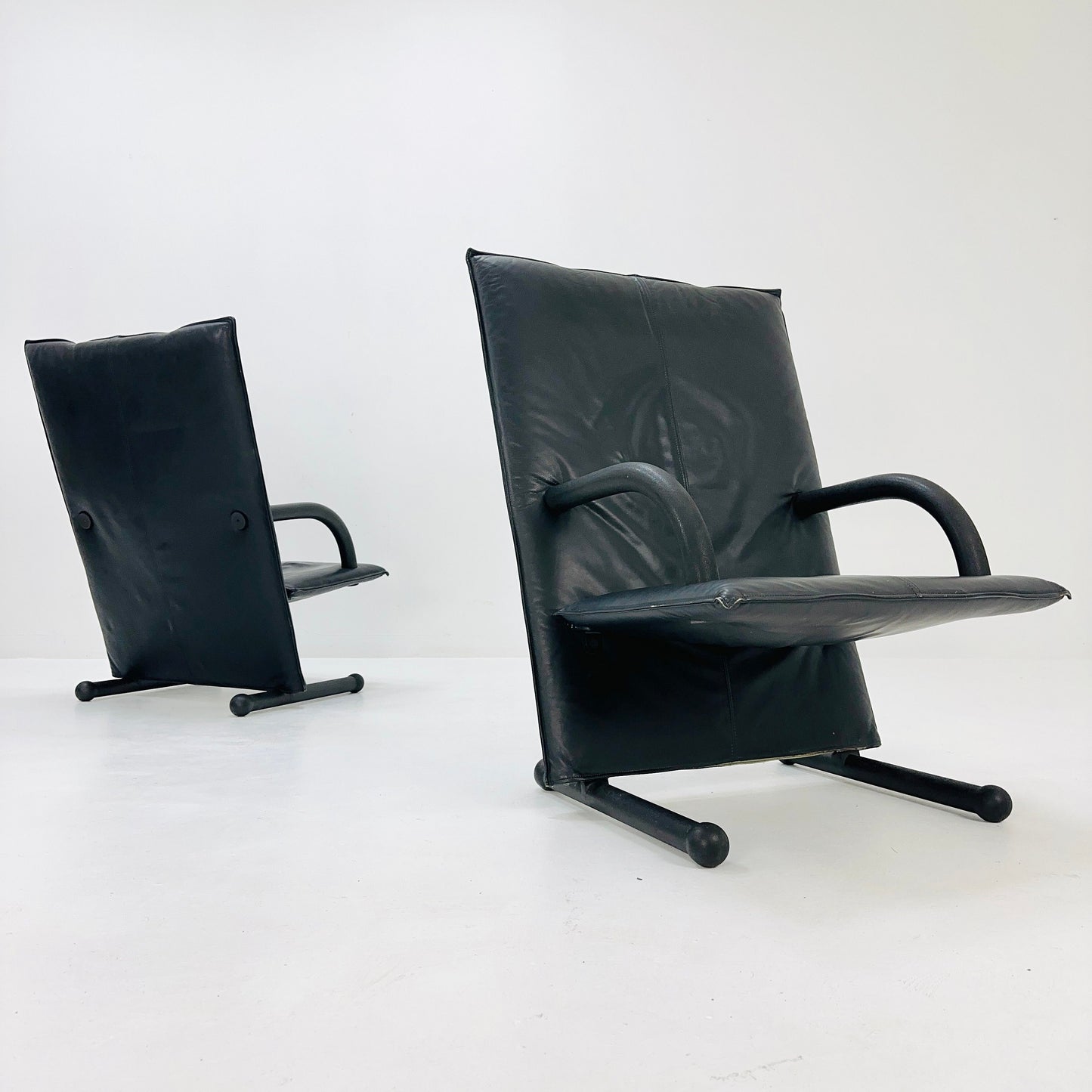 1 of 2 Vintage Italian T-Line leather armchairs by Burkhard Vogtherr for Arflex 1980s