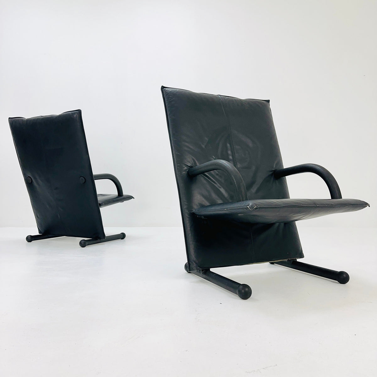 1 of 2 Vintage Italian T-Line leather armchairs by Burkhard Vogtherr for Arflex 1980s