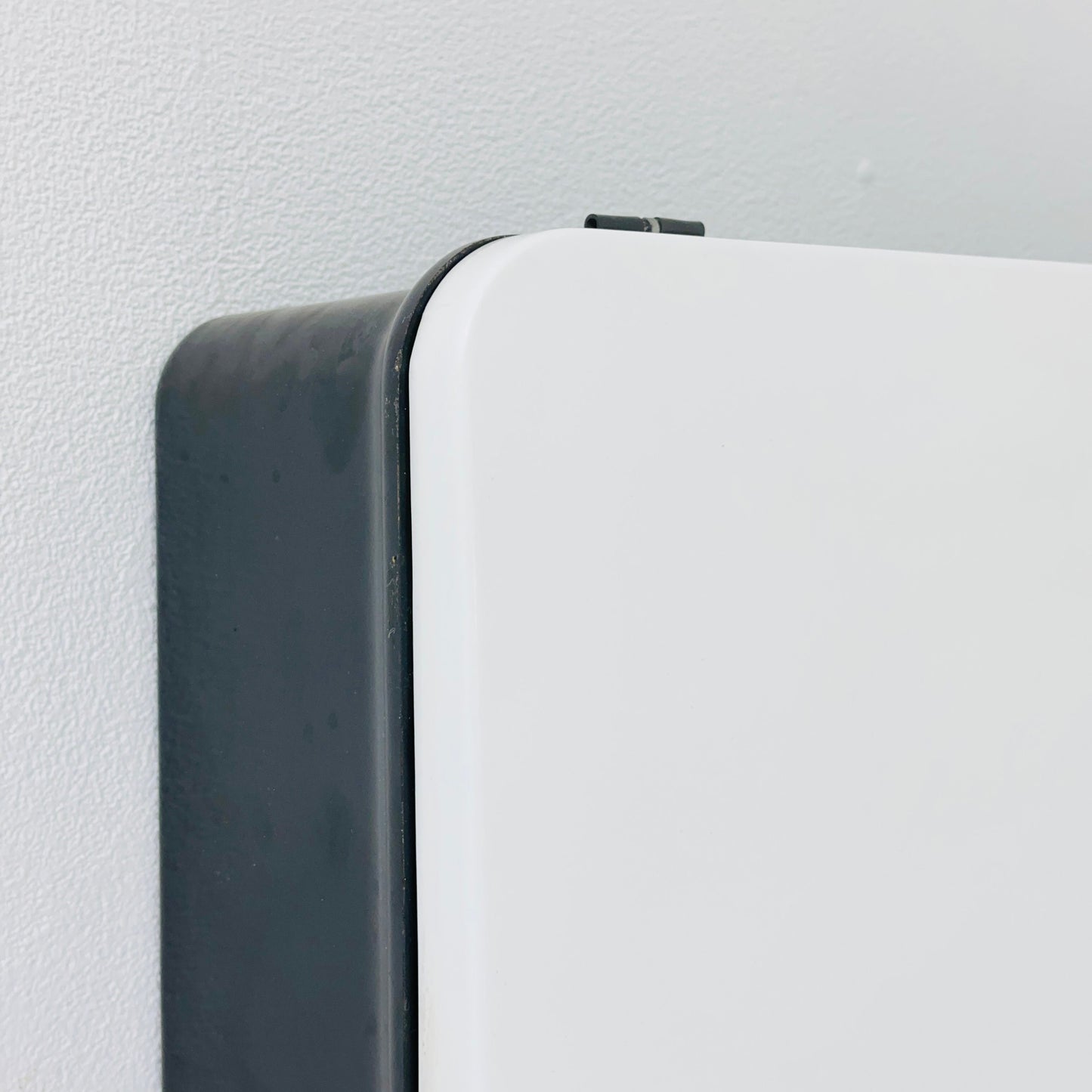 Spaceage black and white BATHROOM MEDICINE CABINET from the 1960s