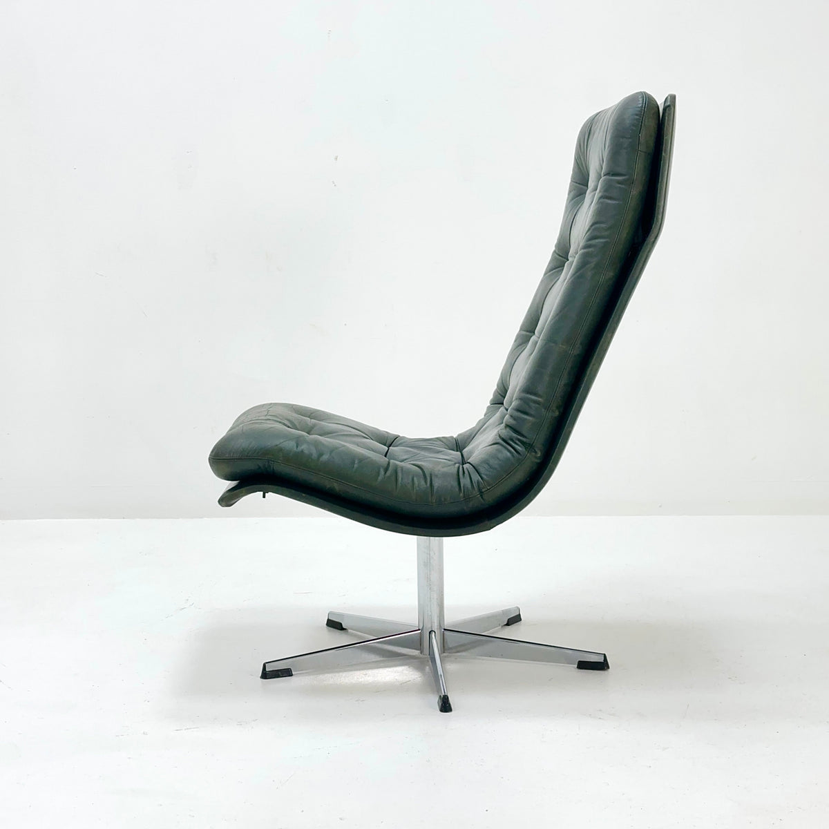 Mid Century dark green Leather Lounge Chair Italy 1980s