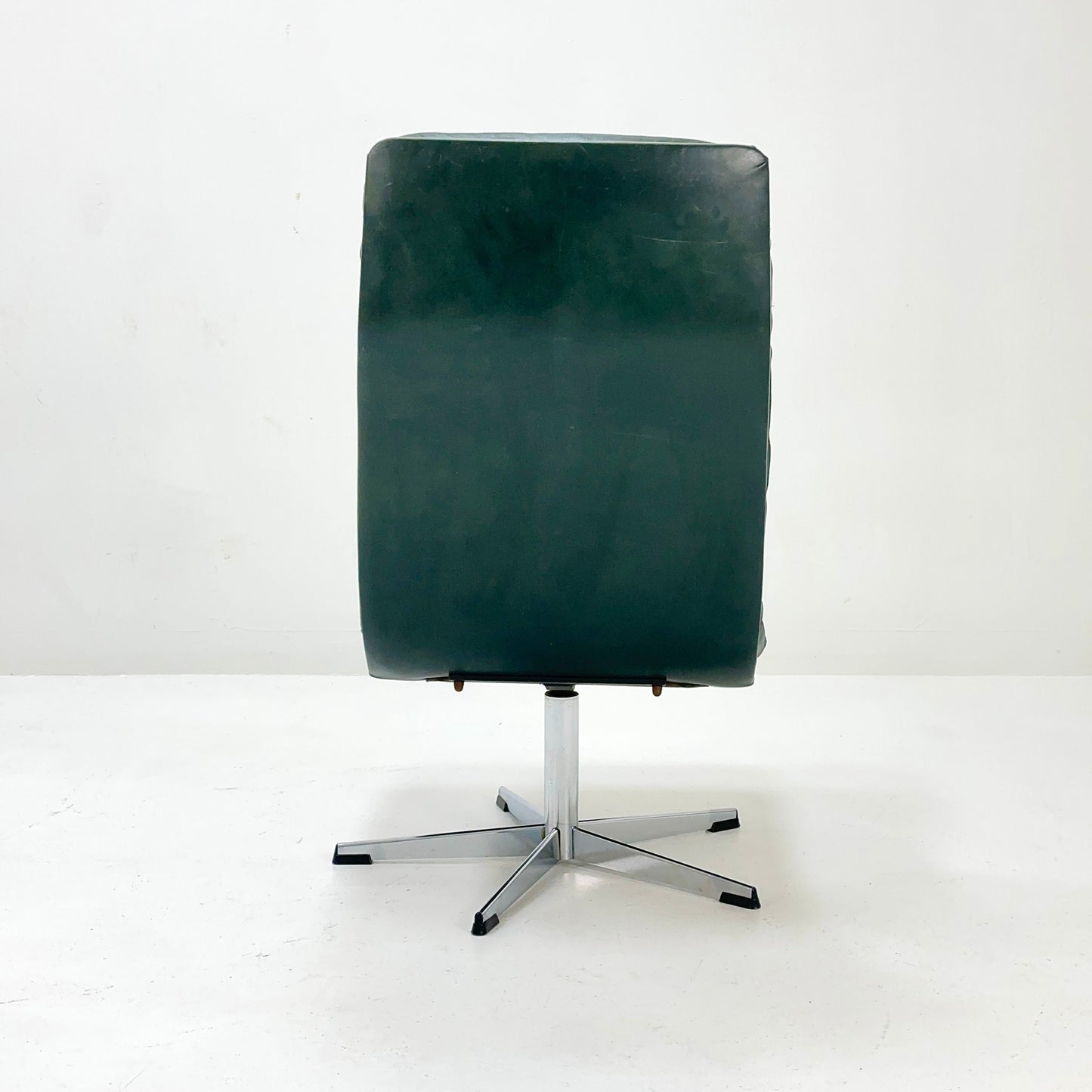 Mid Century dark green Leather Lounge Chair Italy 1980s