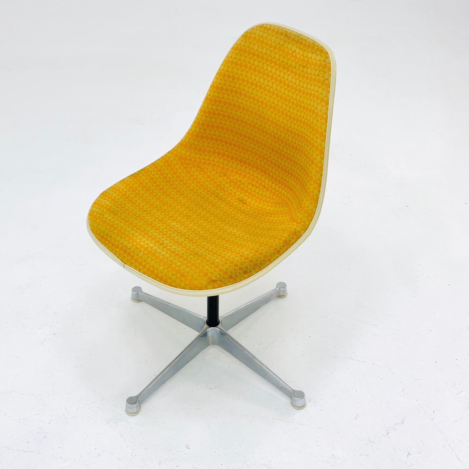 1 of 2 Space Age swivel chairs by Charles & Ray Eames for Herman Miller 1970s