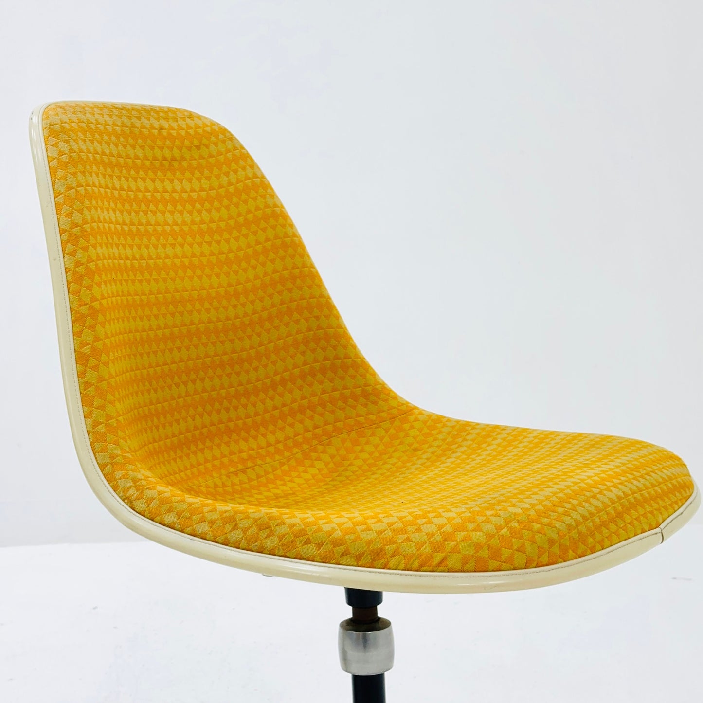 1 of 2 Space Age swivel chairs by Charles & Ray Eames for Herman Miller 1970s