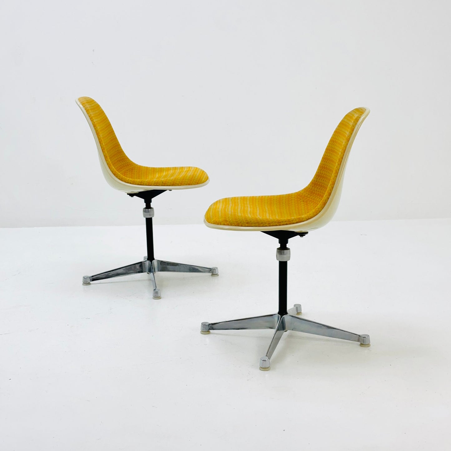 1 of 2 Space Age swivel chairs by Charles & Ray Eames for Herman Miller 1970s