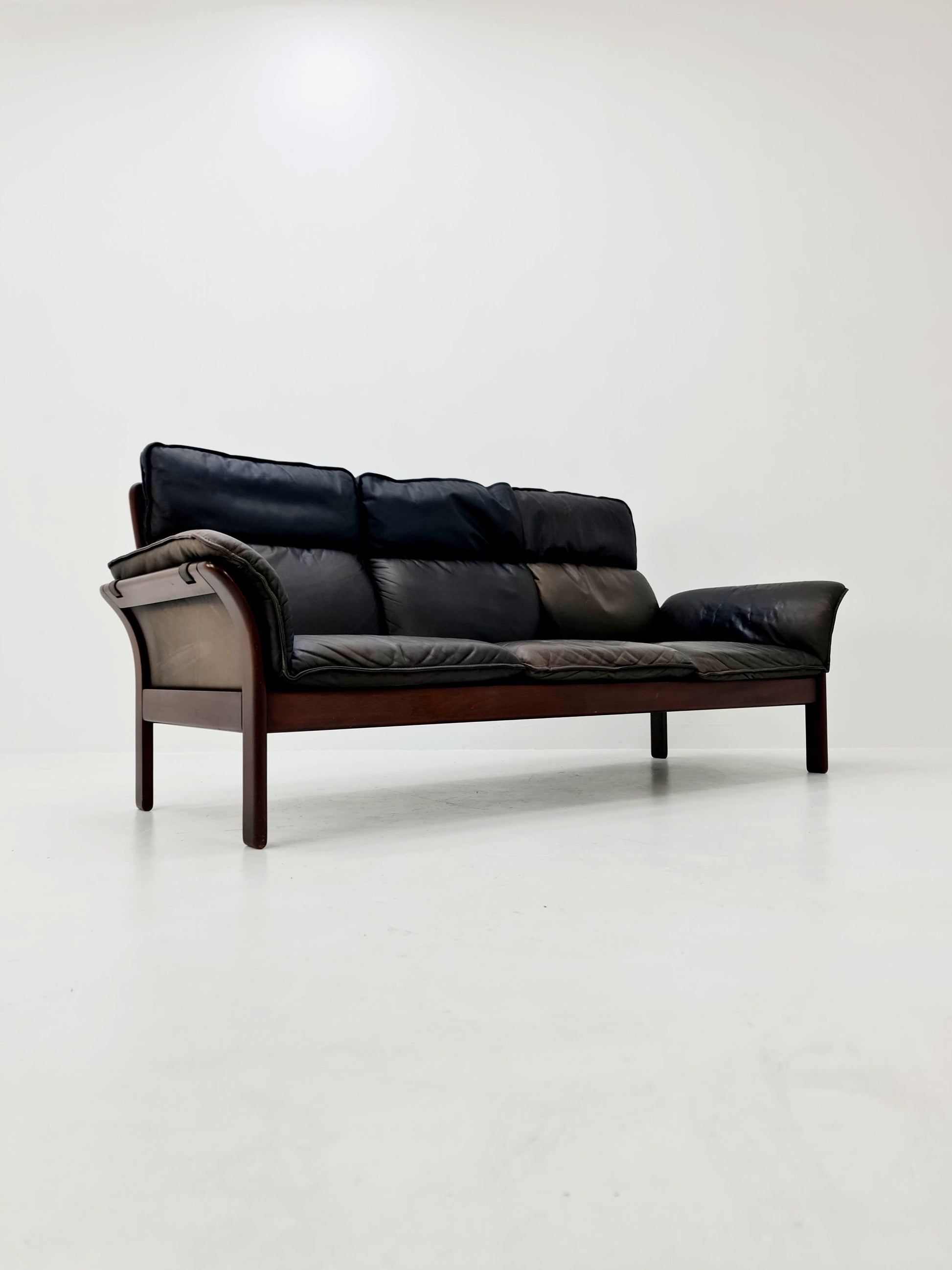 Mid-century scandinavian Leather & walnut lounge sofa/ Easy sofa 1970s