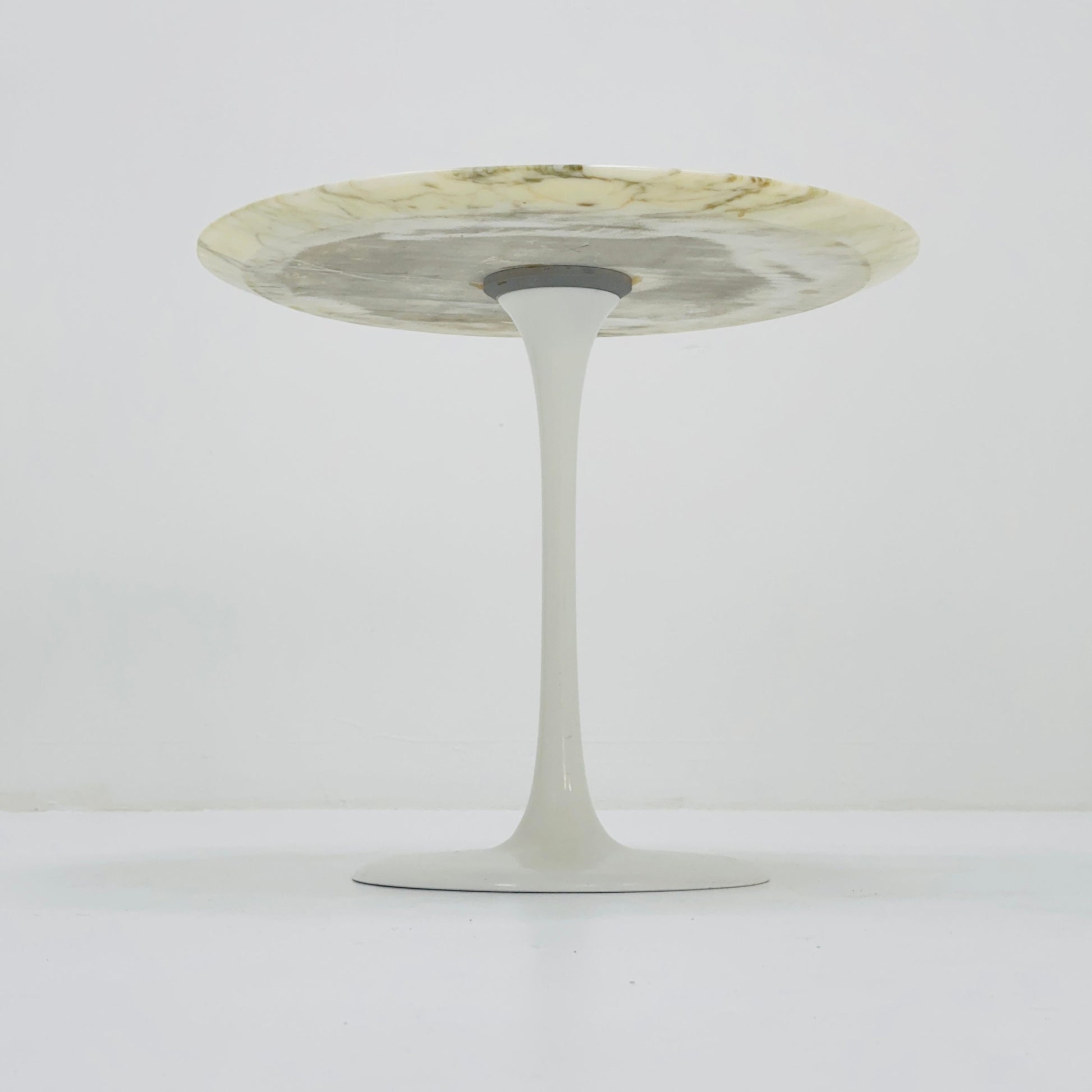 Space age marble-topped Tulip coffee table by Eero Saarinen for Knoll International, 1950s