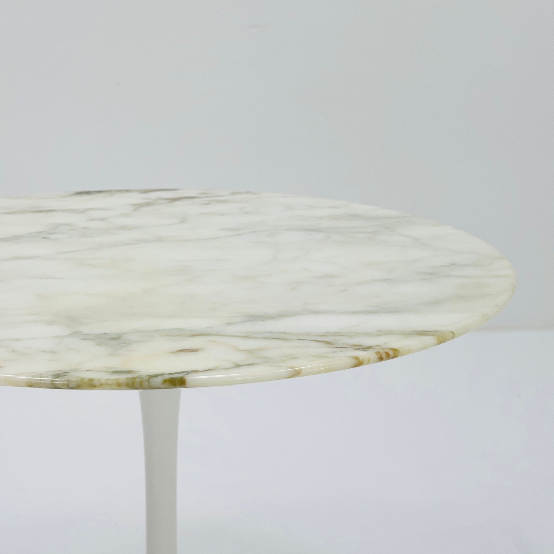 Space age marble-topped Tulip coffee table by Eero Saarinen for Knoll International, 1950s