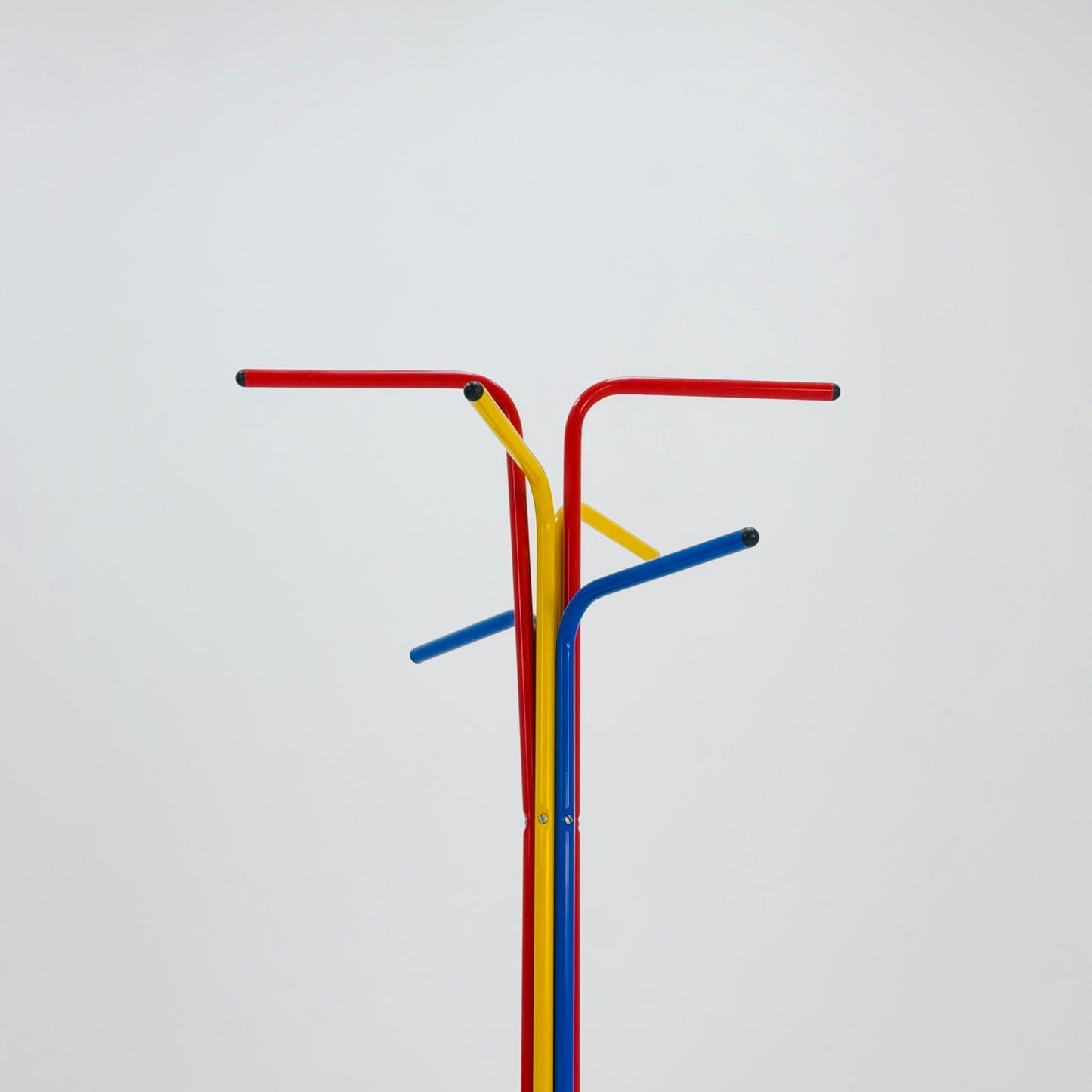 Lebber mid century - Memphis Milano standing coat rack Ikea, by Tord Björklund model Plagg, basic colours. 1980s
