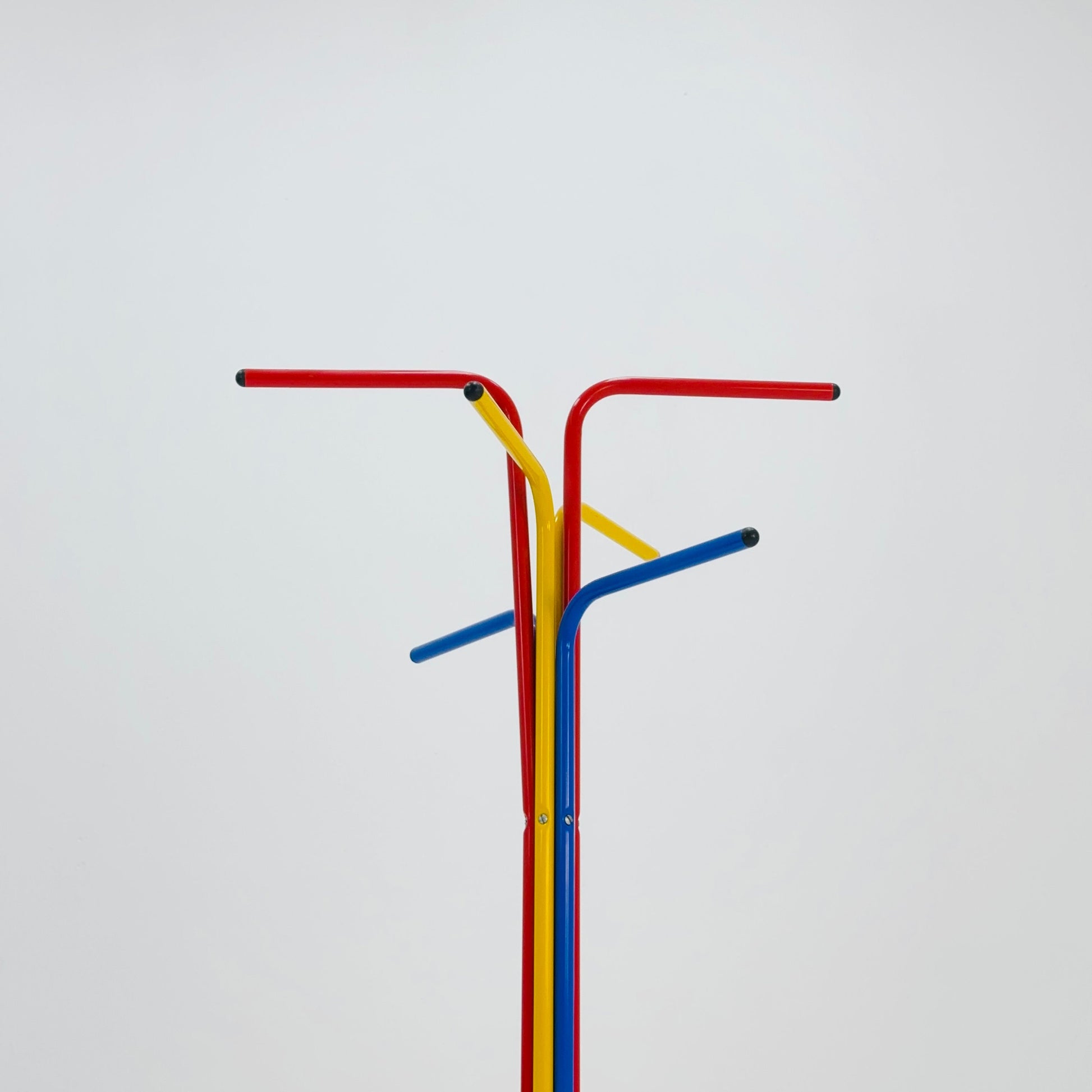 Lebber mid century - Memphis Milano standing coat rack Ikea, by Tord Björklund model Plagg, basic colours. 1980s