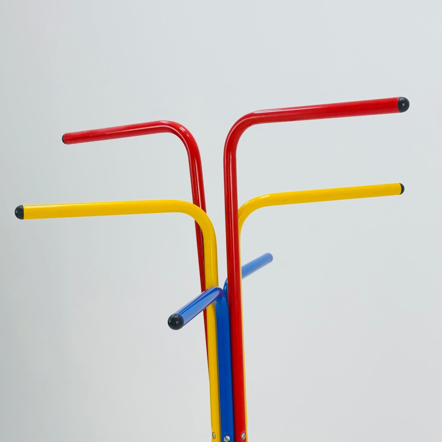 Lebber mid century - Memphis Milano standing coat rack Ikea, by Tord Björklund model Plagg, basic colours. 1980s