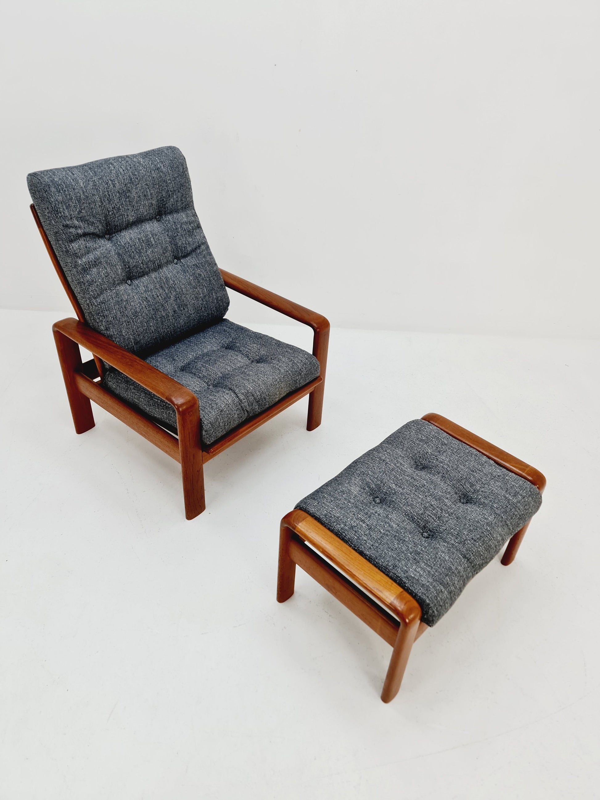 Mid Century Solid teak lounge chair/ Easy chair by Sven Ellekaer for komfort with Ottoman, 1960s