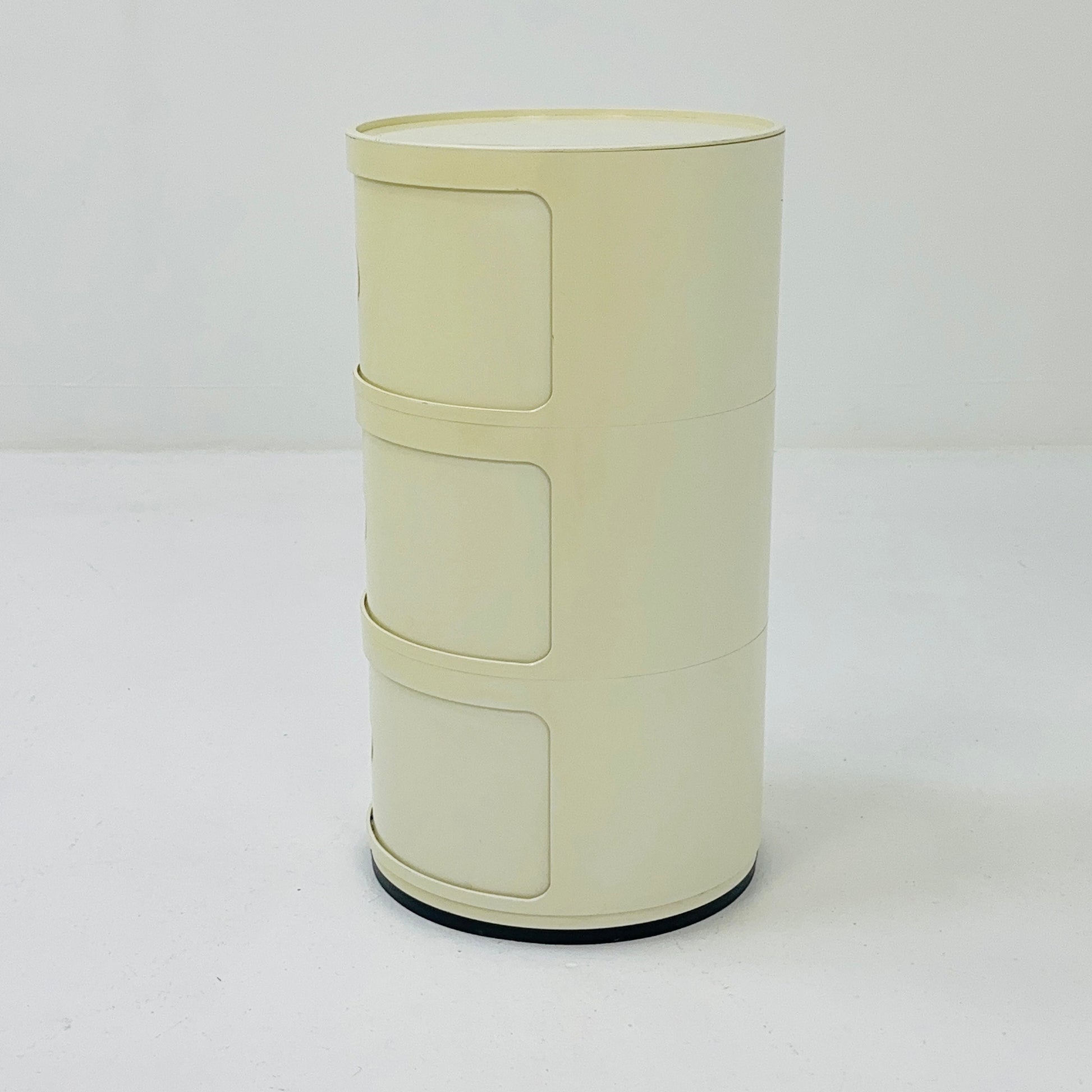 Space age 3 tier Componibili Classic round modular storage unit designed by Anna Castelli Ferrieri for Kartell in 1970s
