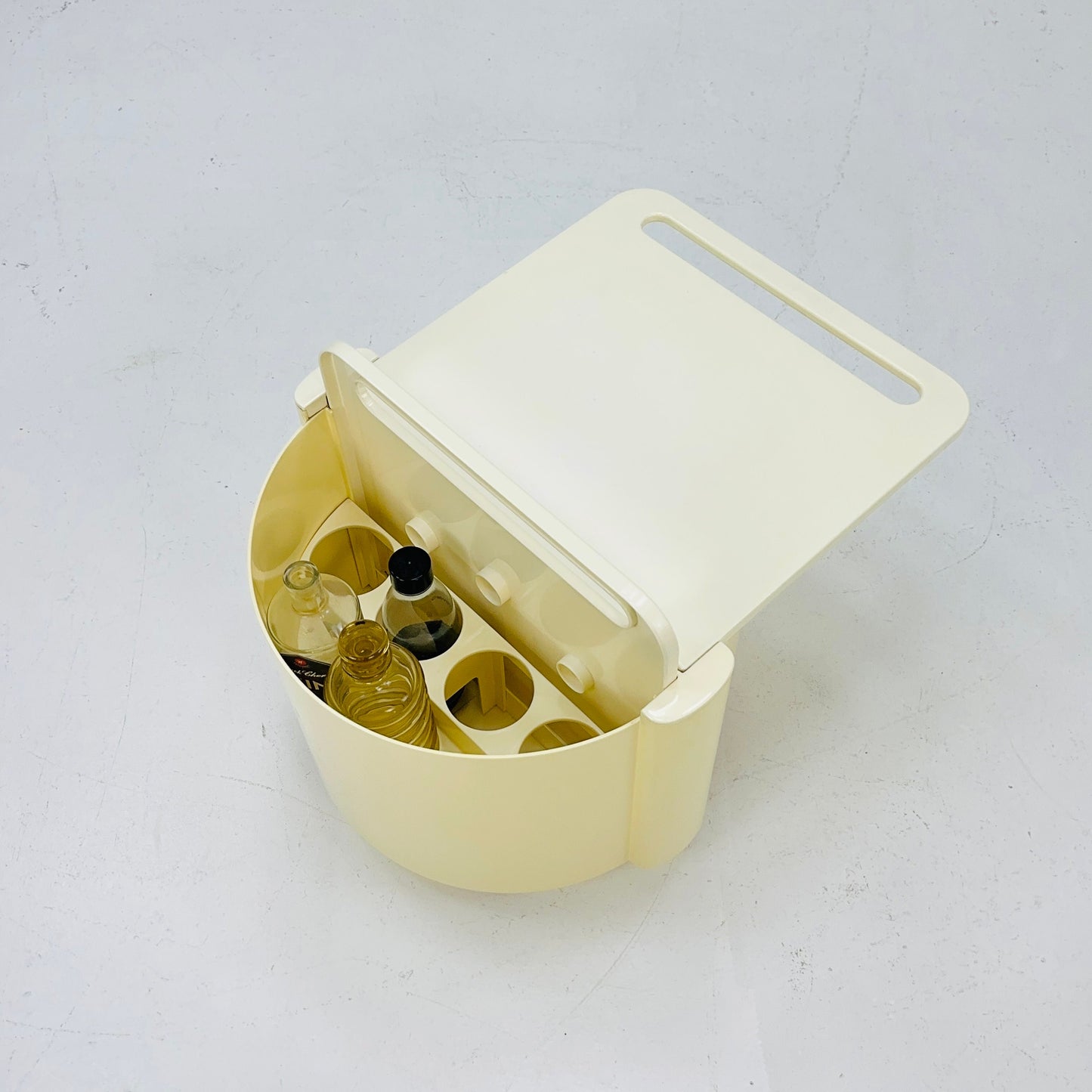 Space Age Off-White plastic Mobile Bar Serving Trolley Livia Castelli for Fain Italy 70s