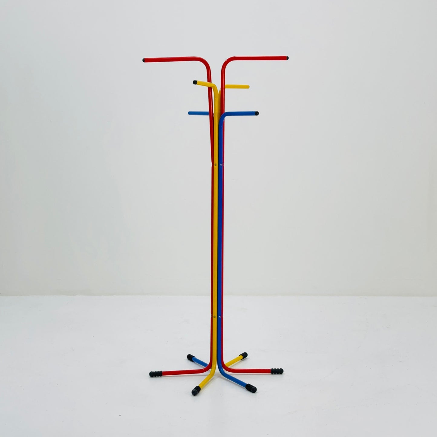 Lebber mid century - Memphis Milano standing coat rack Ikea, by Tord Björklund model Plagg, basic colours. 1980s