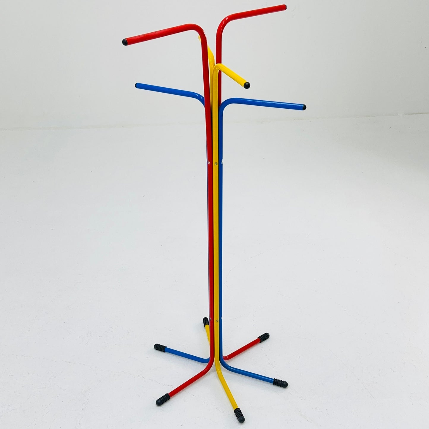 Lebber mid century - Memphis Milano standing coat rack Ikea, by Tord Björklund model Plagg, basic colours. 1980s