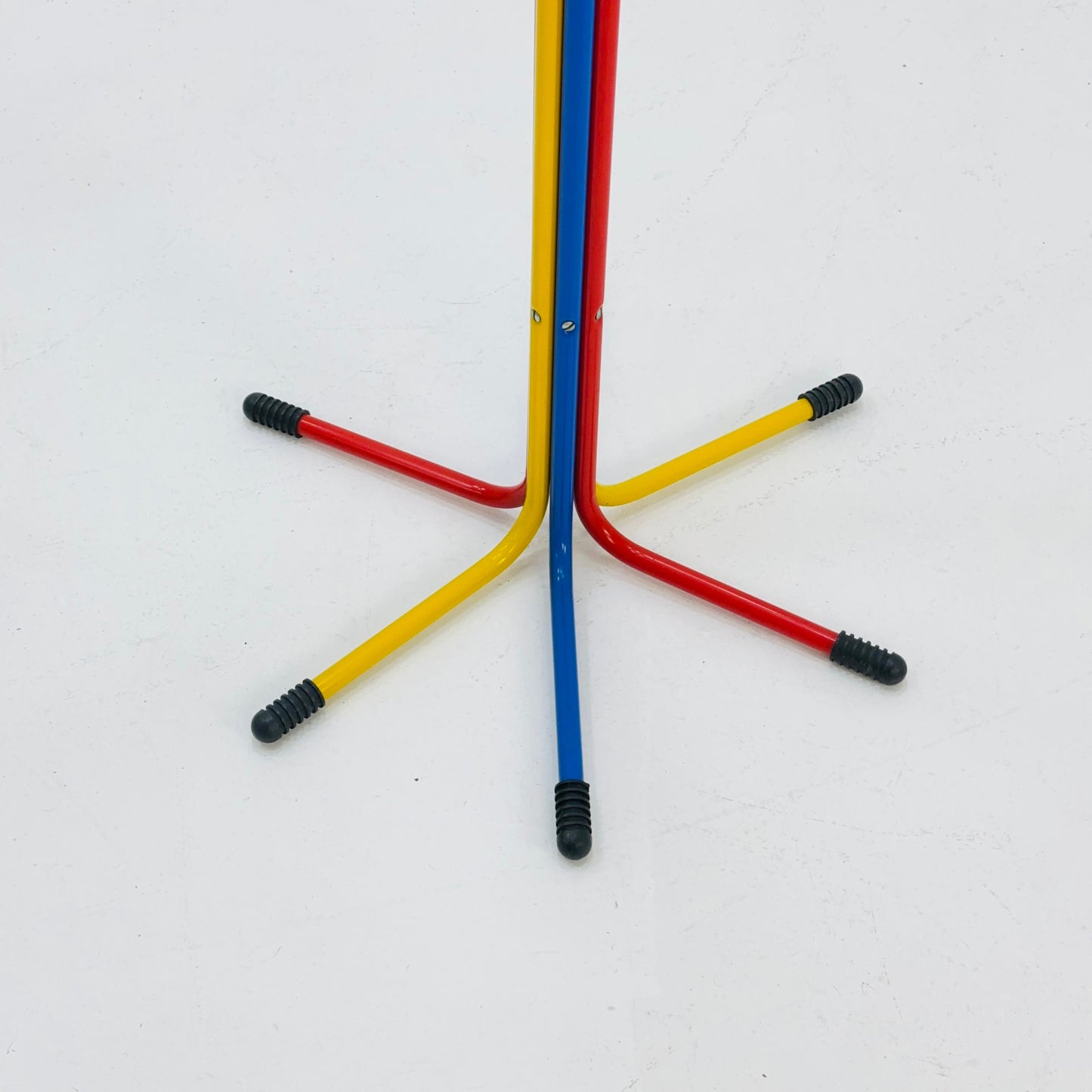 Lebber mid century - Memphis Milano standing coat rack Ikea, by Tord Björklund model Plagg, basic colours. 1980s