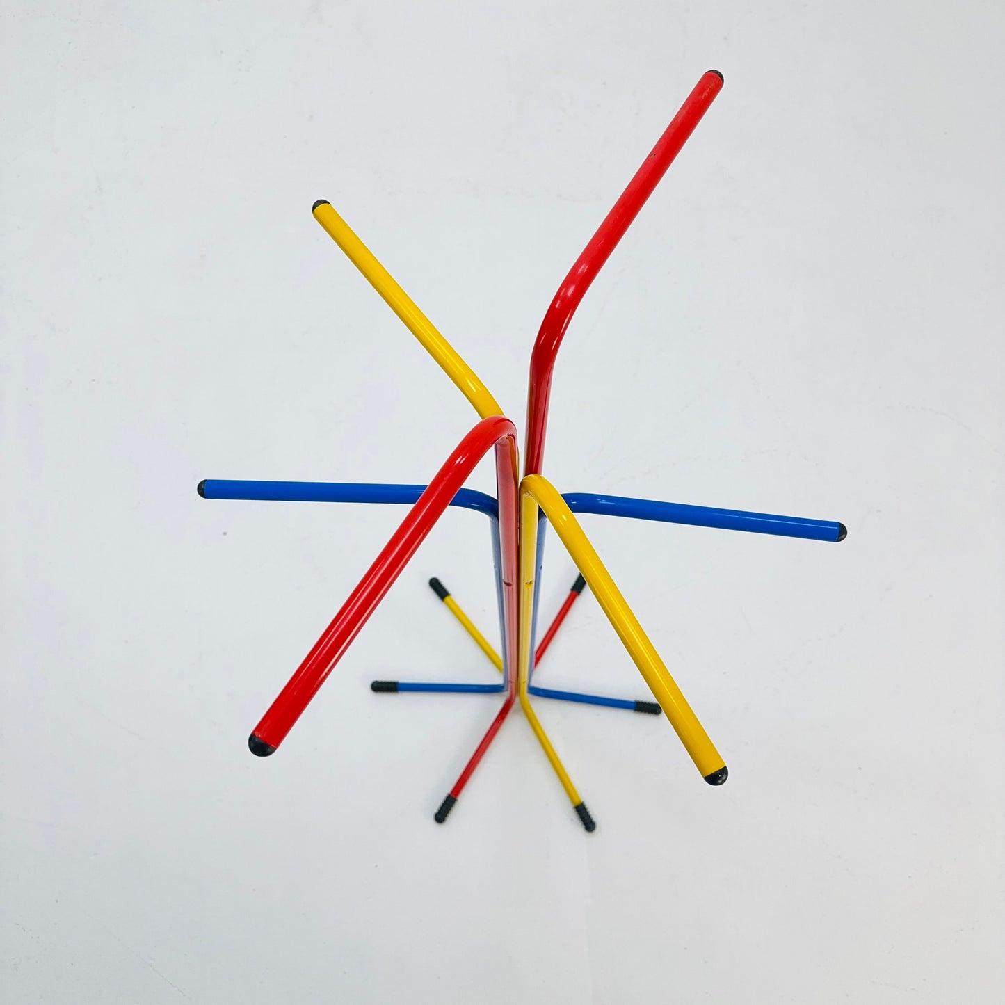 Lebber mid century - Memphis Milano standing coat rack Ikea, by Tord Björklund model Plagg, basic colours. 1980s