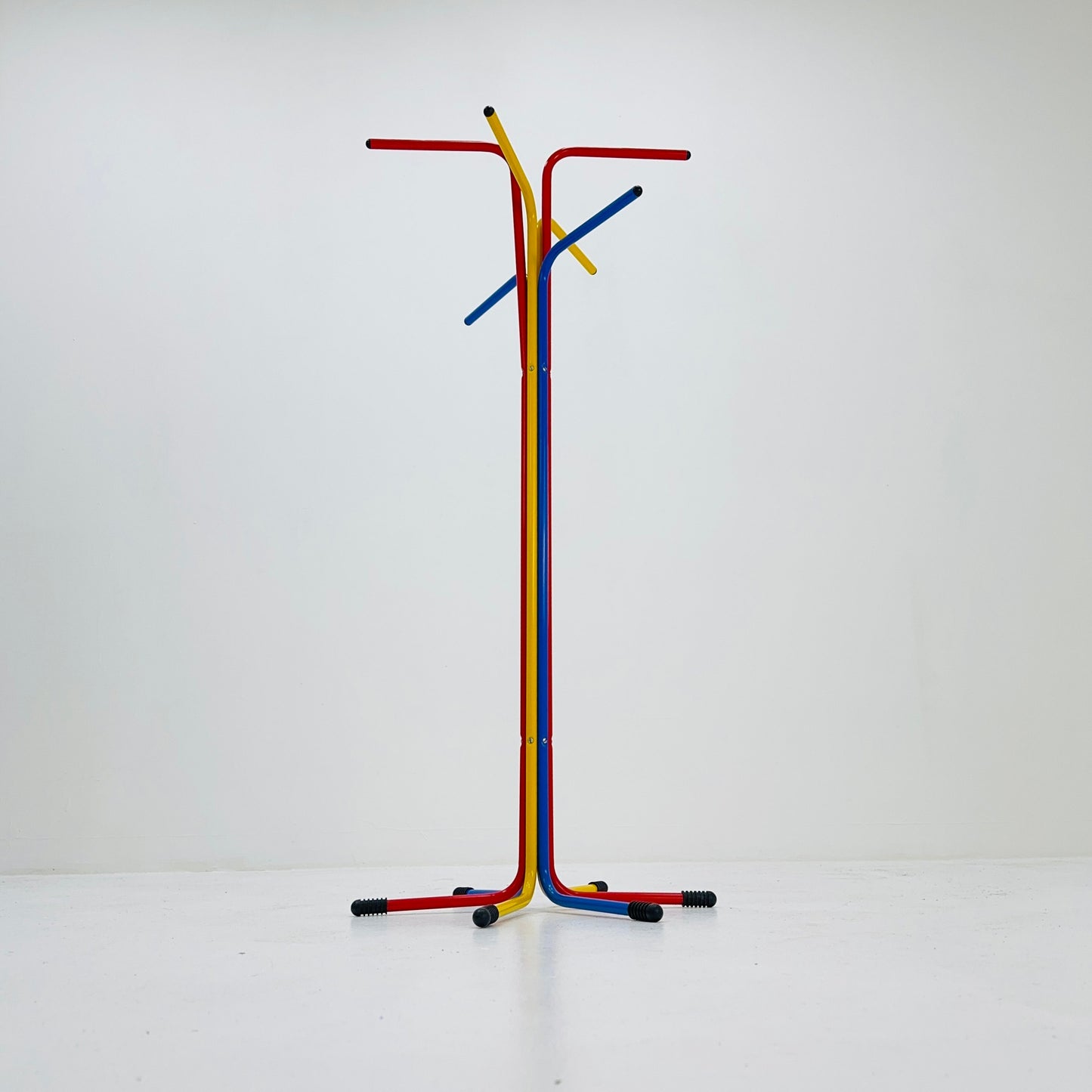 Lebber mid century - Memphis Milano standing coat rack Ikea, by Tord Björklund model Plagg, basic colours. 1980s