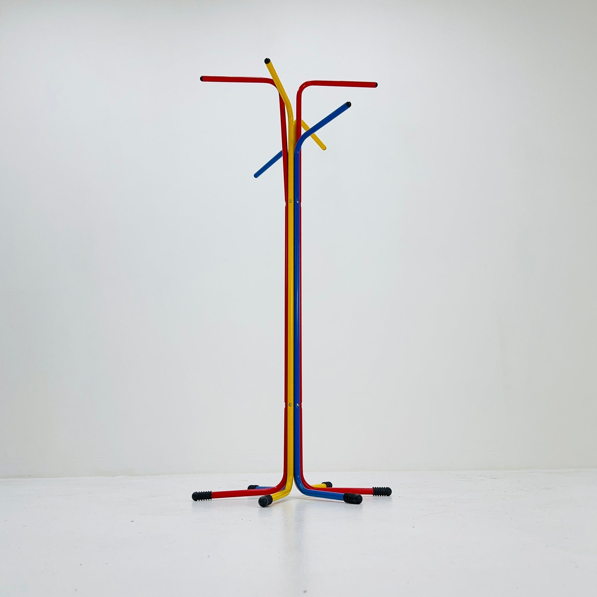 Lebber mid century - Memphis Milano standing coat rack Ikea, by Tord Björklund model Plagg, basic colours. 1980s