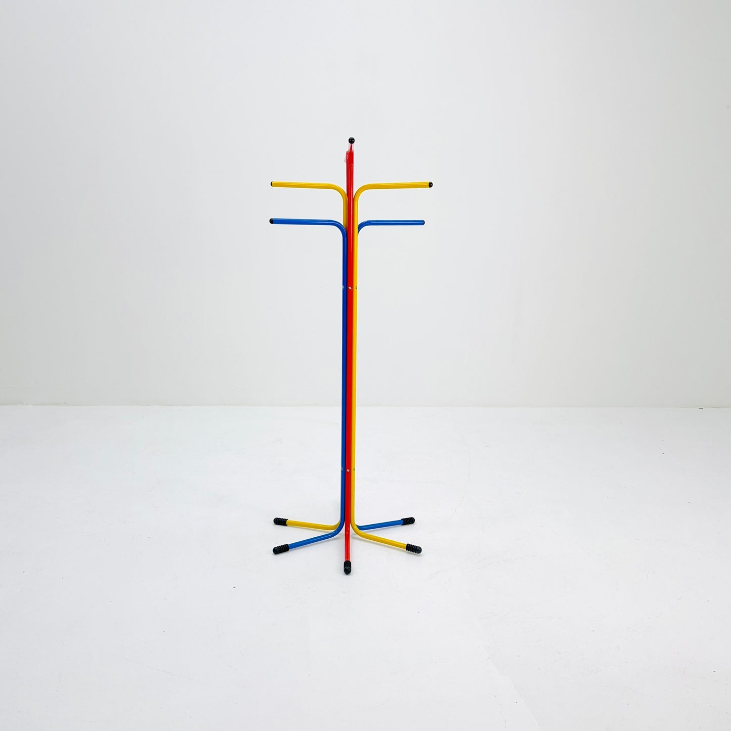 Lebber mid century - Memphis Milano standing coat rack Ikea, by Tord Björklund model Plagg, basic colours. 1980s