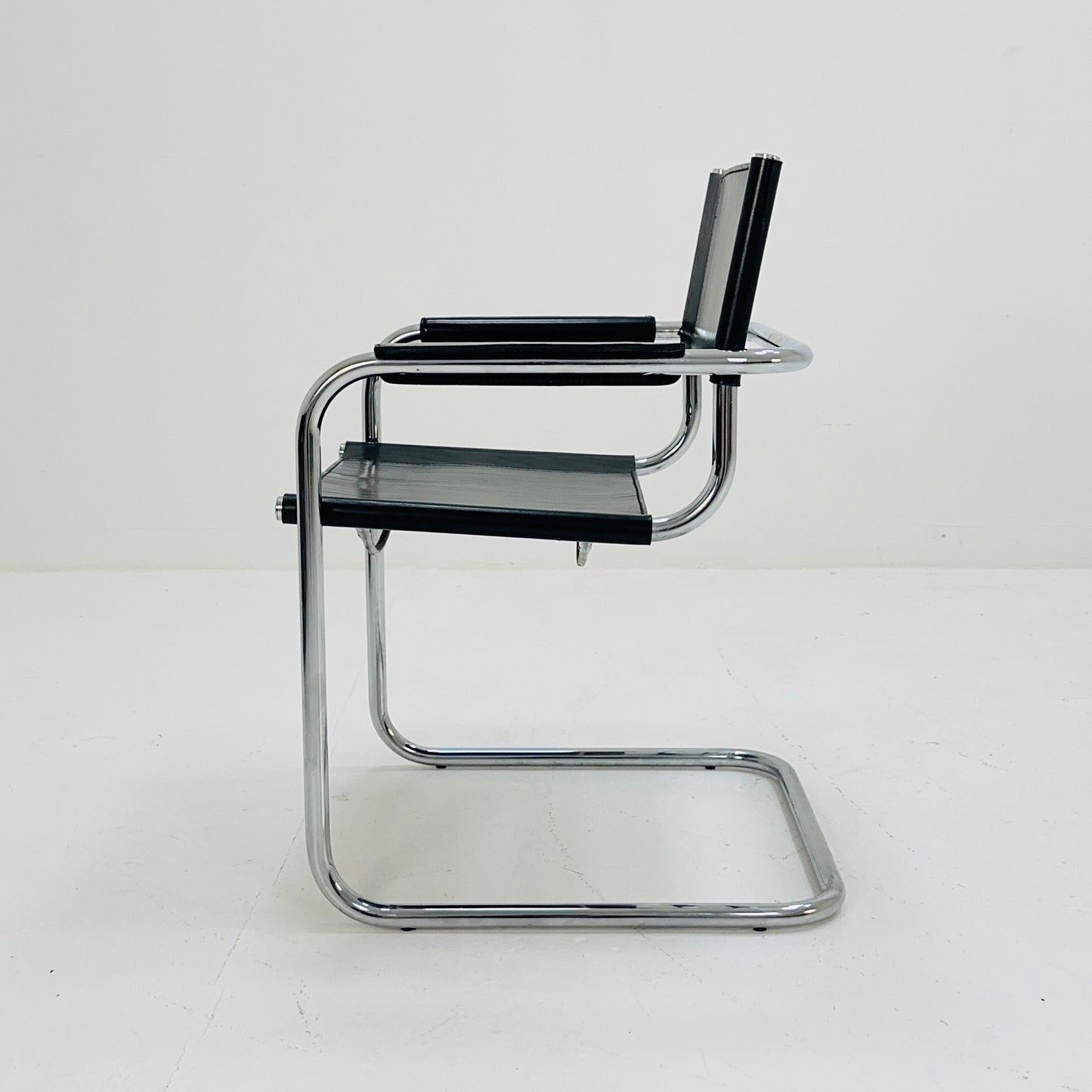 Mid Century iconic Mart Stam S34 armchair / Bauhaus chrome tube steel and leather / 80s vintage cantilever chair s43