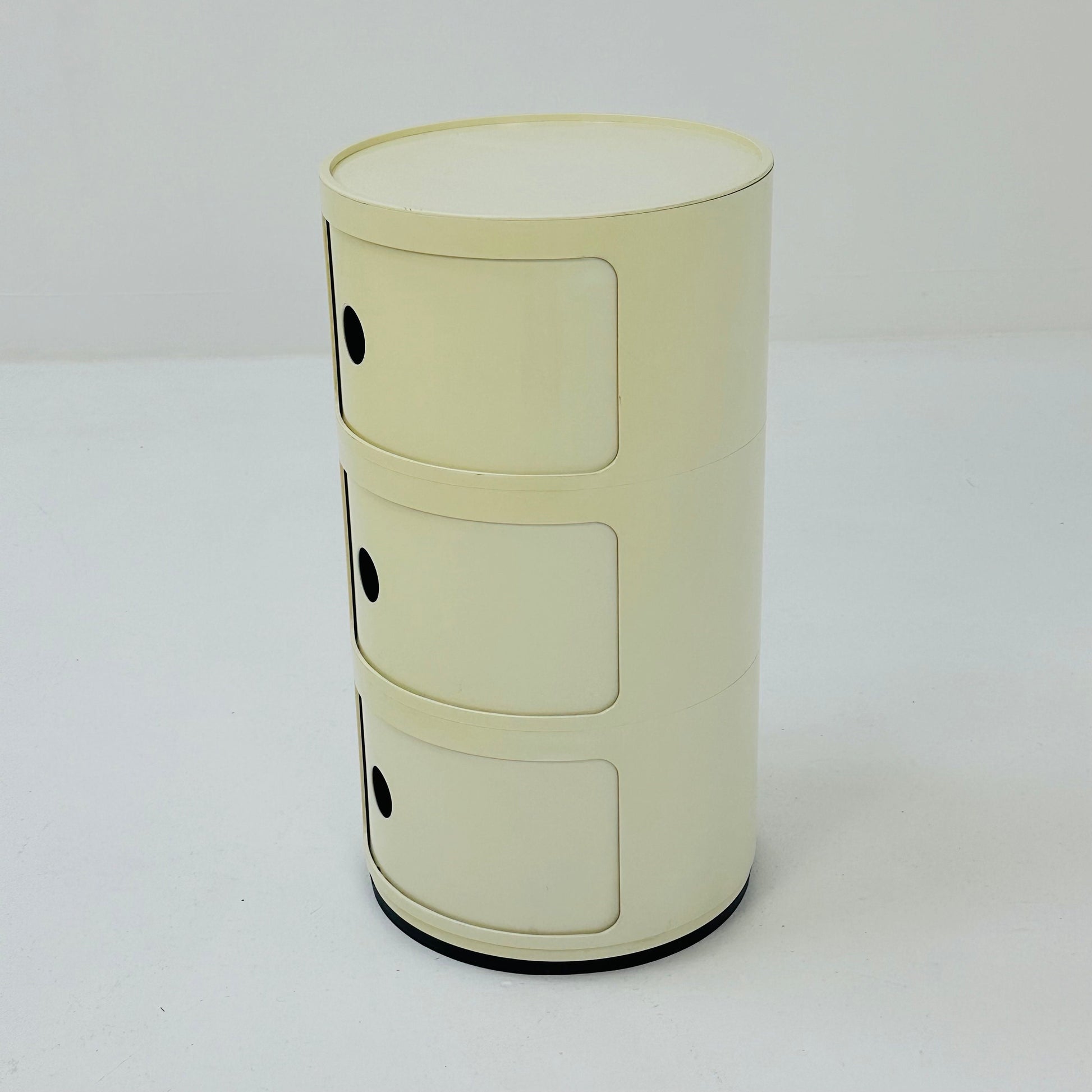 Space age 3 tier Componibili Classic round modular storage unit designed by Anna Castelli Ferrieri for Kartell in 1970s
