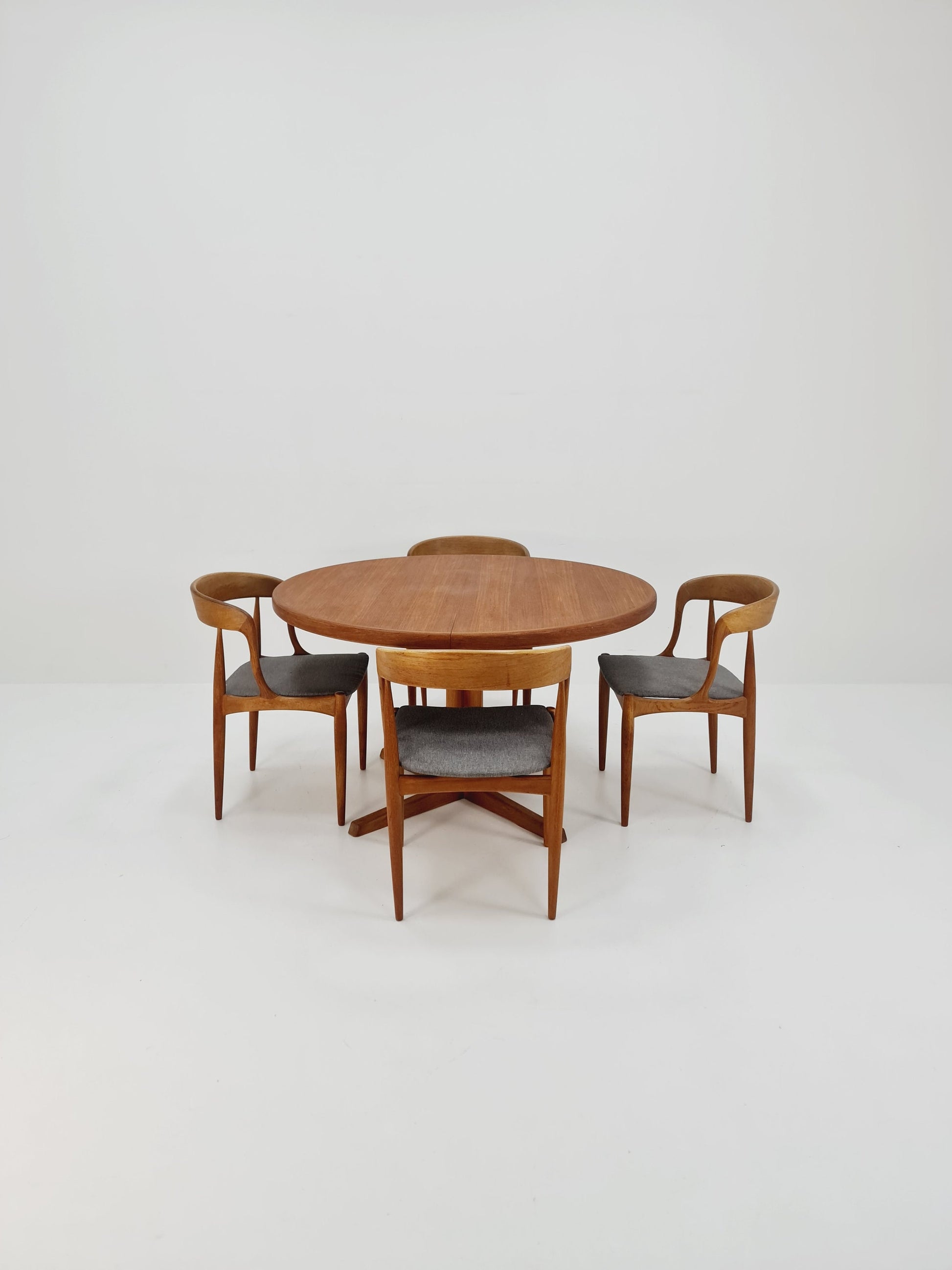 Mid century extendable Danish Modern Teak dining table by Glostrup , 1970s