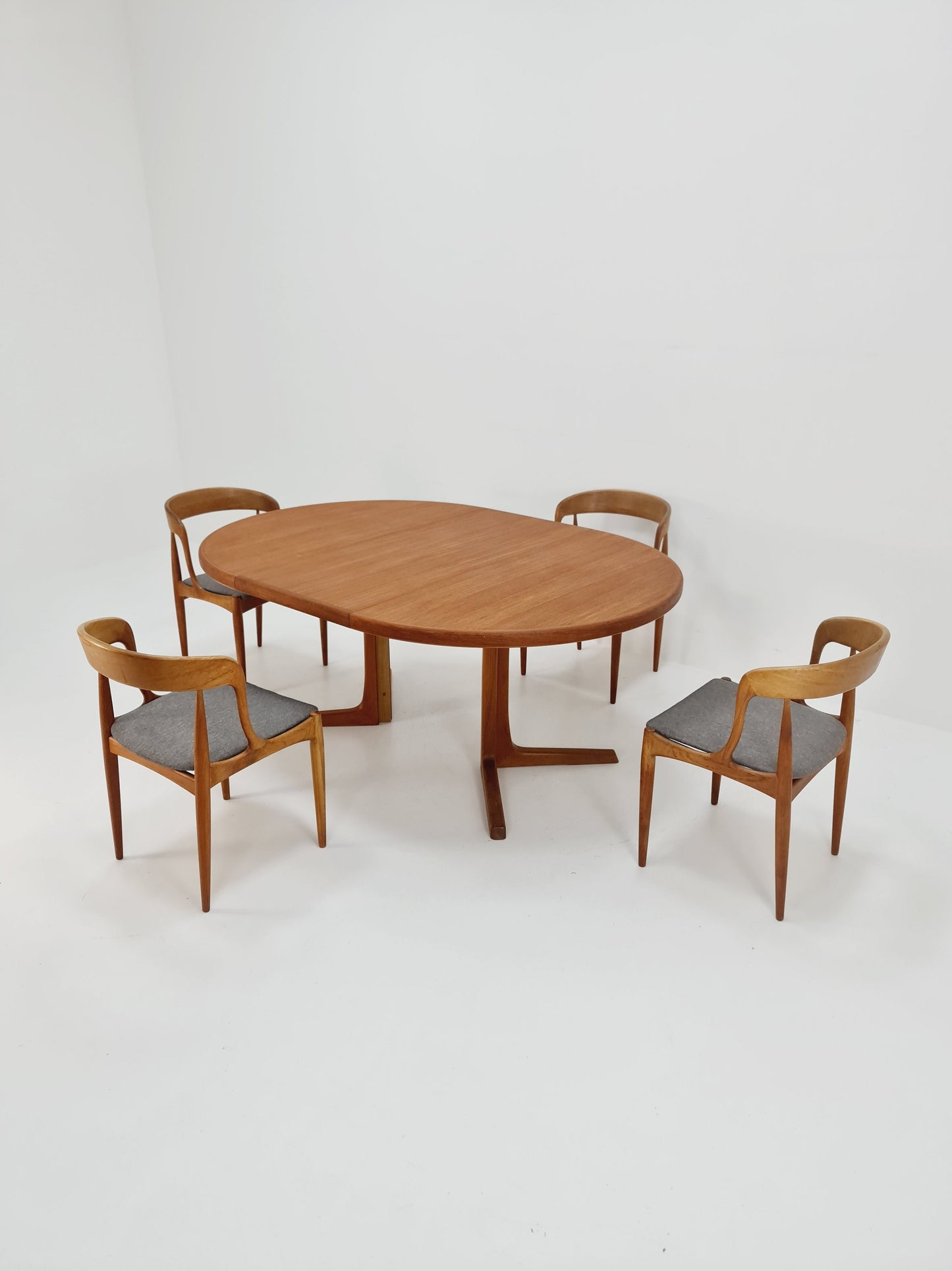 Mid century extendable Danish Modern Teak dining table by Glostrup , 1970s