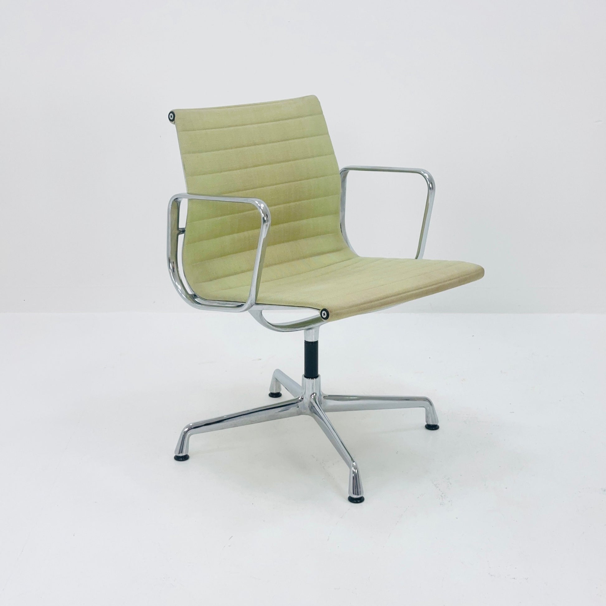 1 of 2 Swivel office armchair by Herman Miller, Charles & Ray EAMES - 1970s