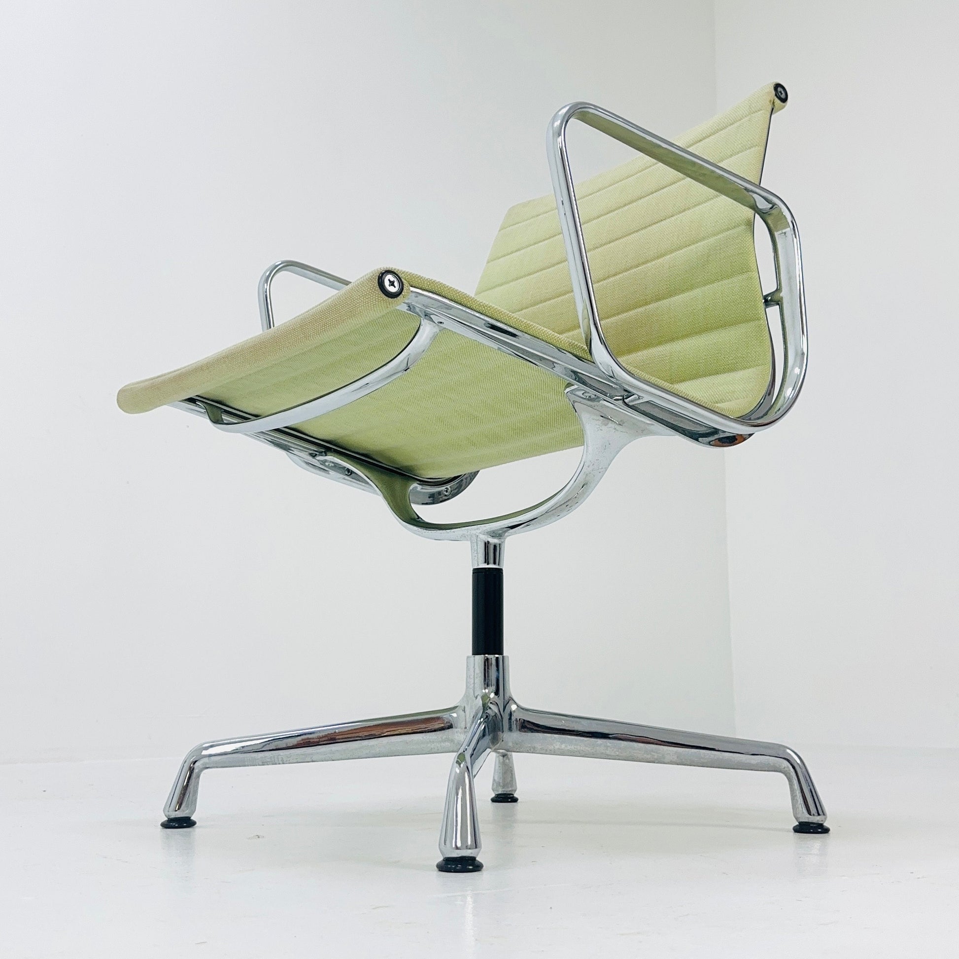 1 of 2 Swivel office armchair by Herman Miller, Charles & Ray EAMES - 1970s