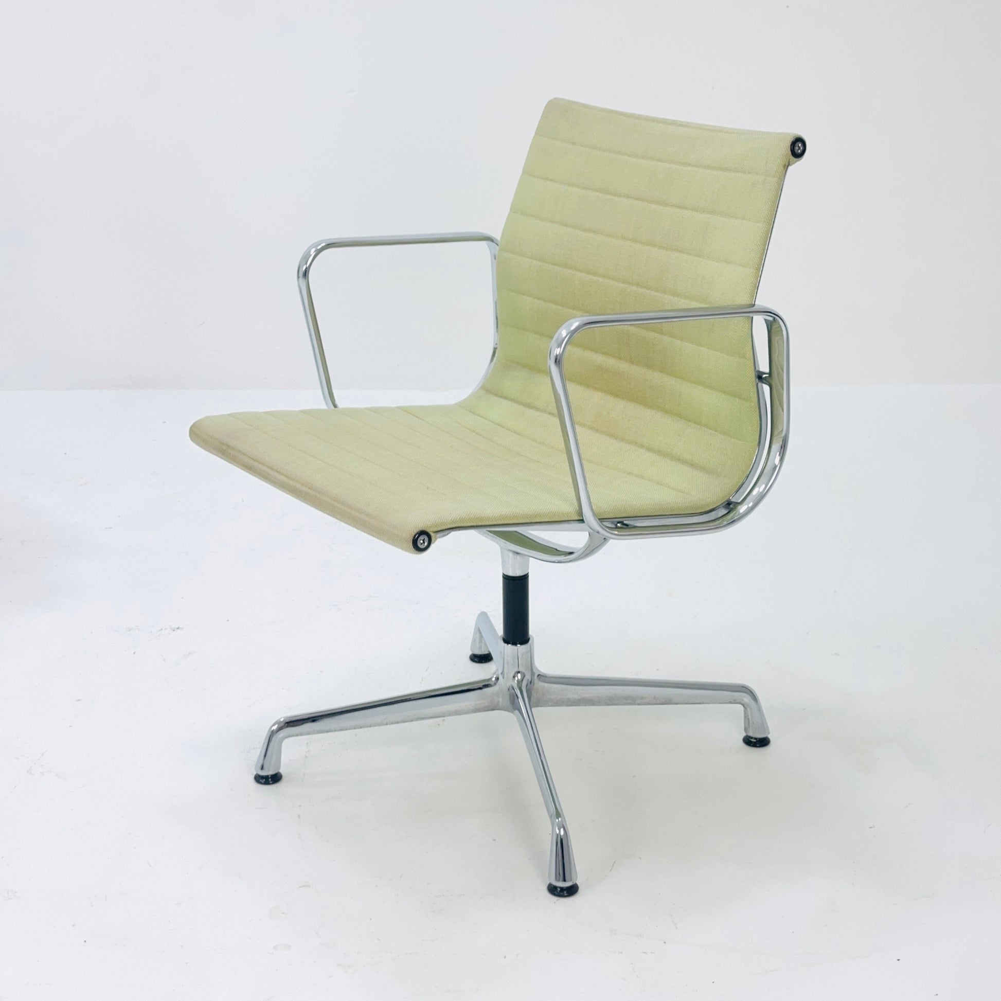 1 of 2 Swivel office armchair by Herman Miller, Charles & Ray EAMES - 1970s