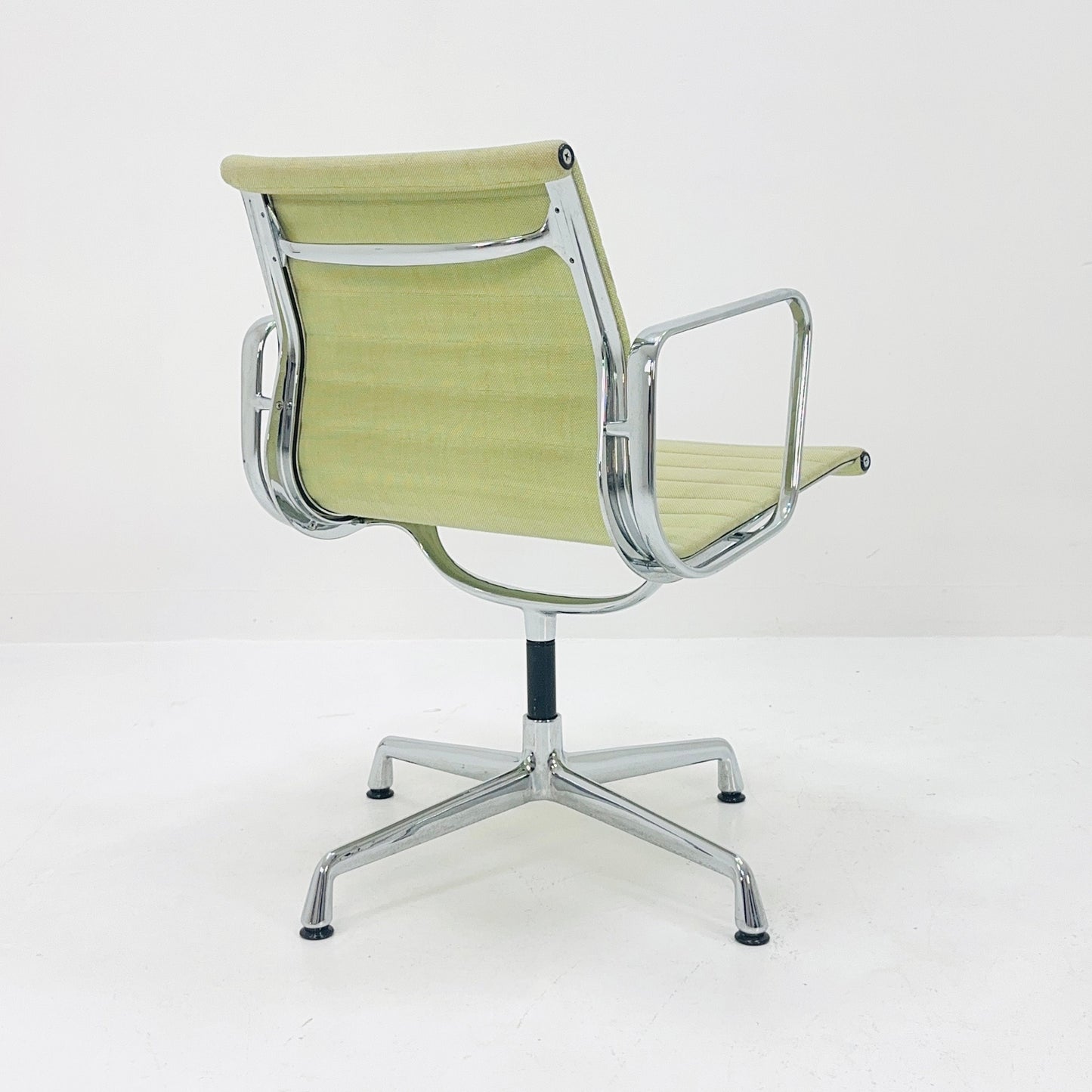 1 of 2 Swivel office armchair by Herman Miller, Charles & Ray EAMES - 1970s