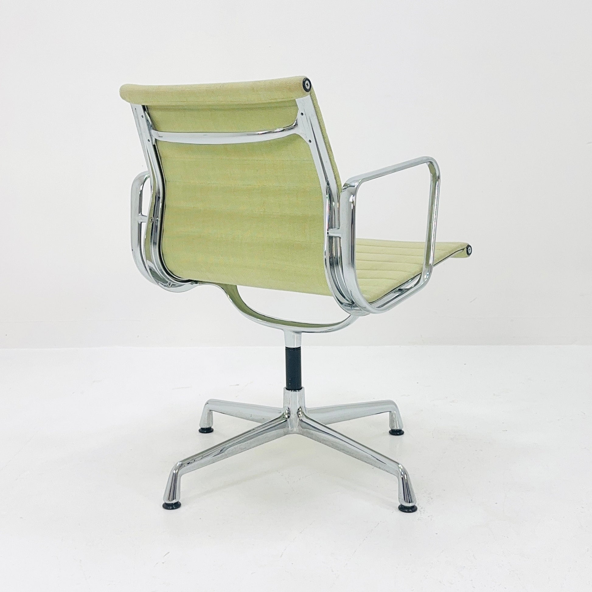 1 of 2 Swivel office armchair by Herman Miller, Charles & Ray EAMES - 1970s