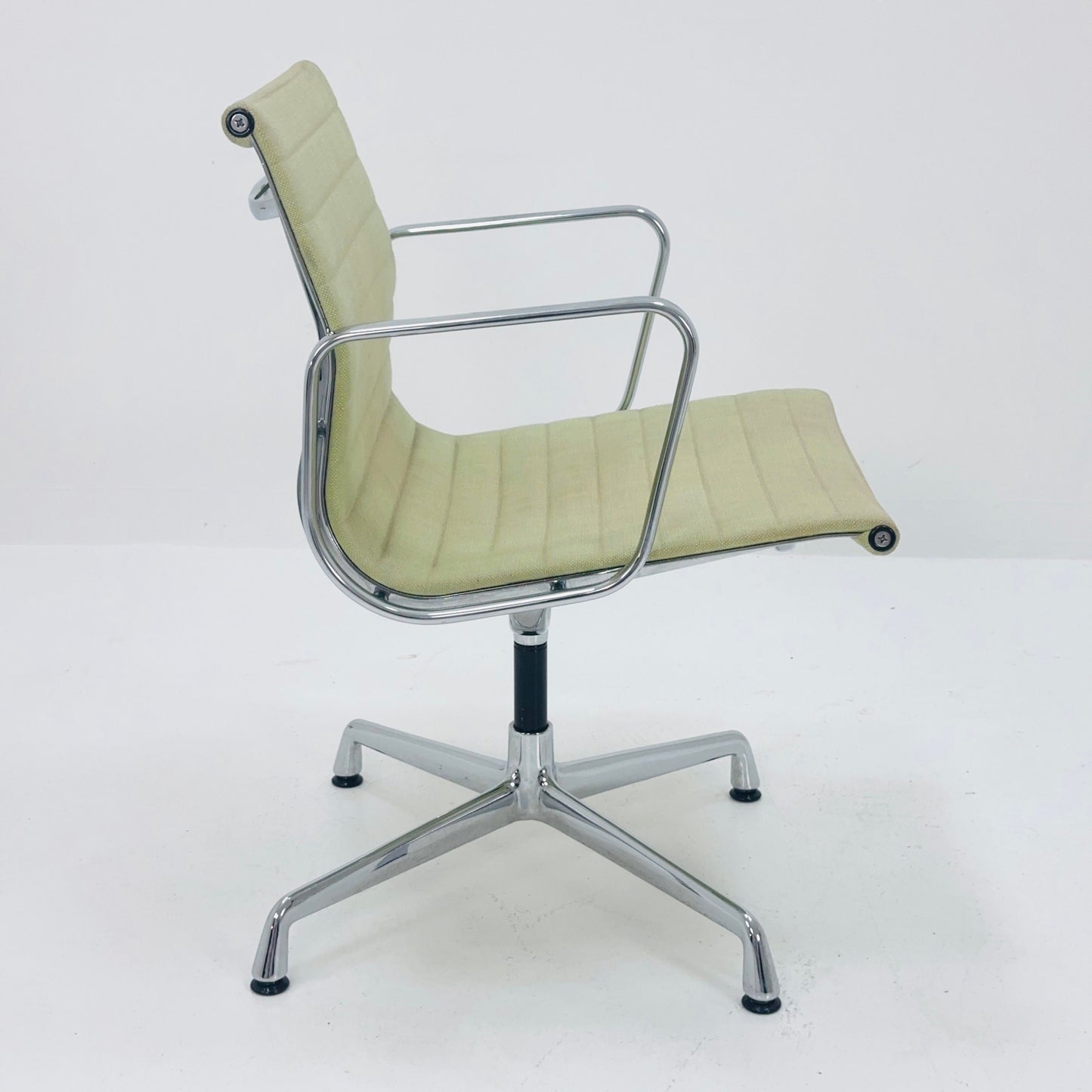 1 of 2 Swivel office armchair by Herman Miller, Charles & Ray EAMES - 1970s