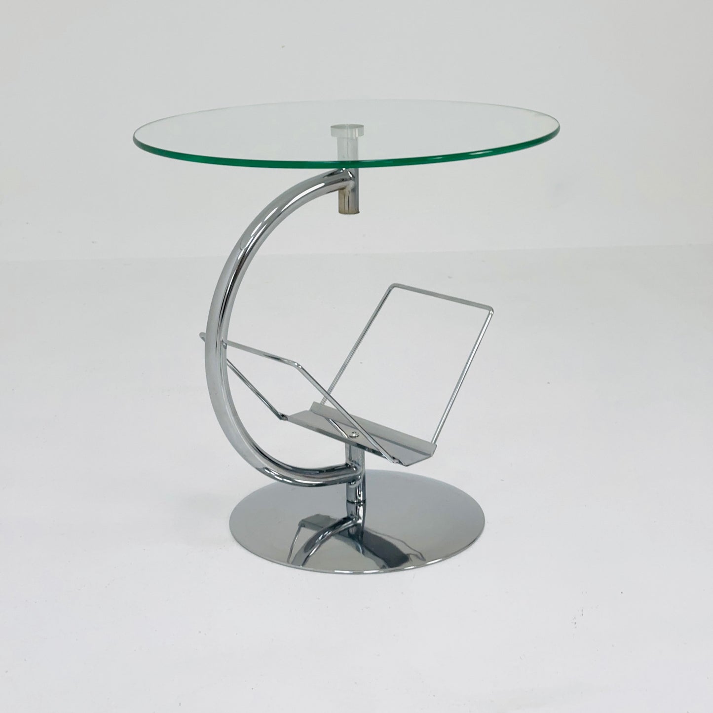 Mid century designer side table / magazine table. chrome and glass top, Italy