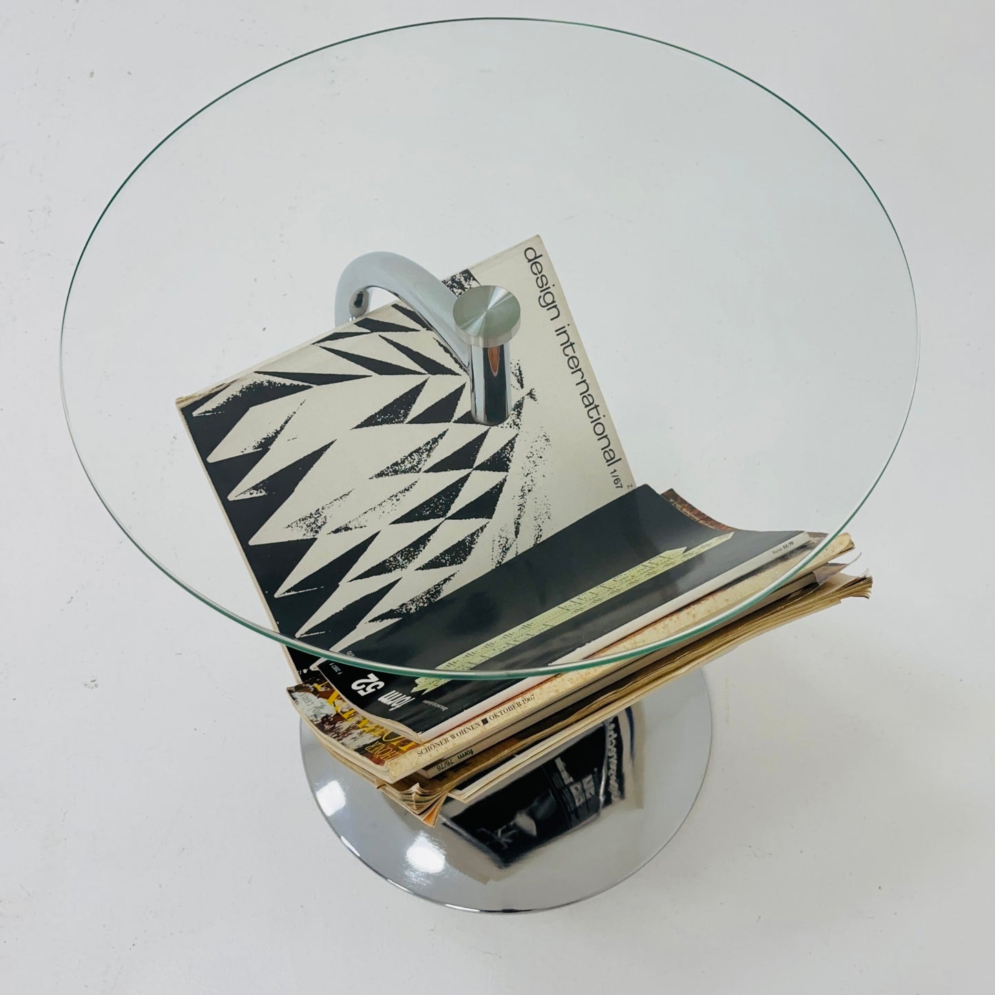 Mid century designer side table / magazine table. chrome and glass top, Italy